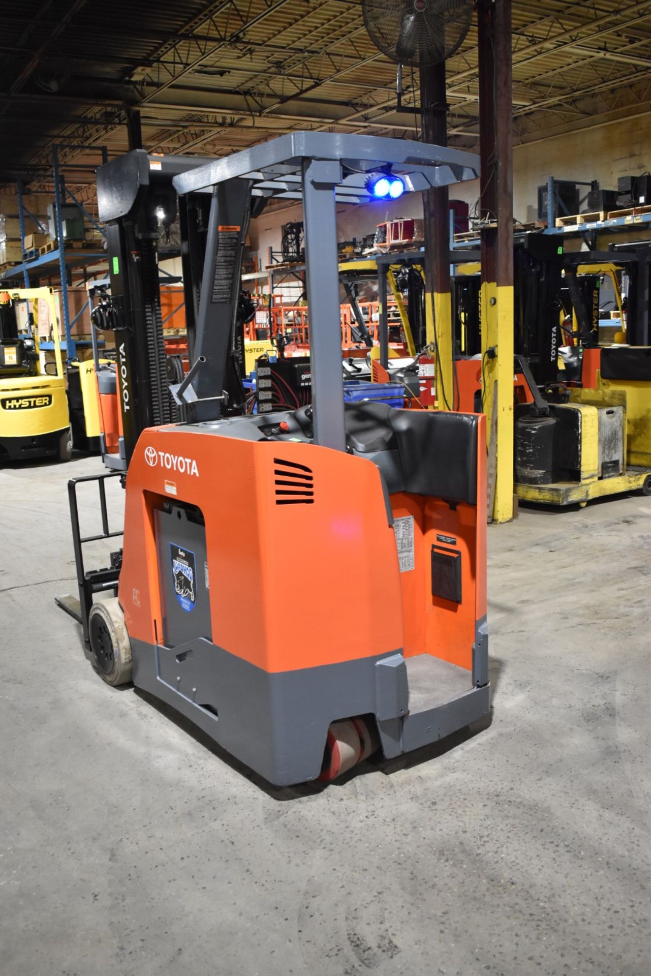 TOYOTA (2017) 8BNCU20 STAND ON ELECTRIC FORKLIFT WITH, 4,000LBS CAPACITY, 36V BATTERY, 276.5" MAX - Image 2 of 7