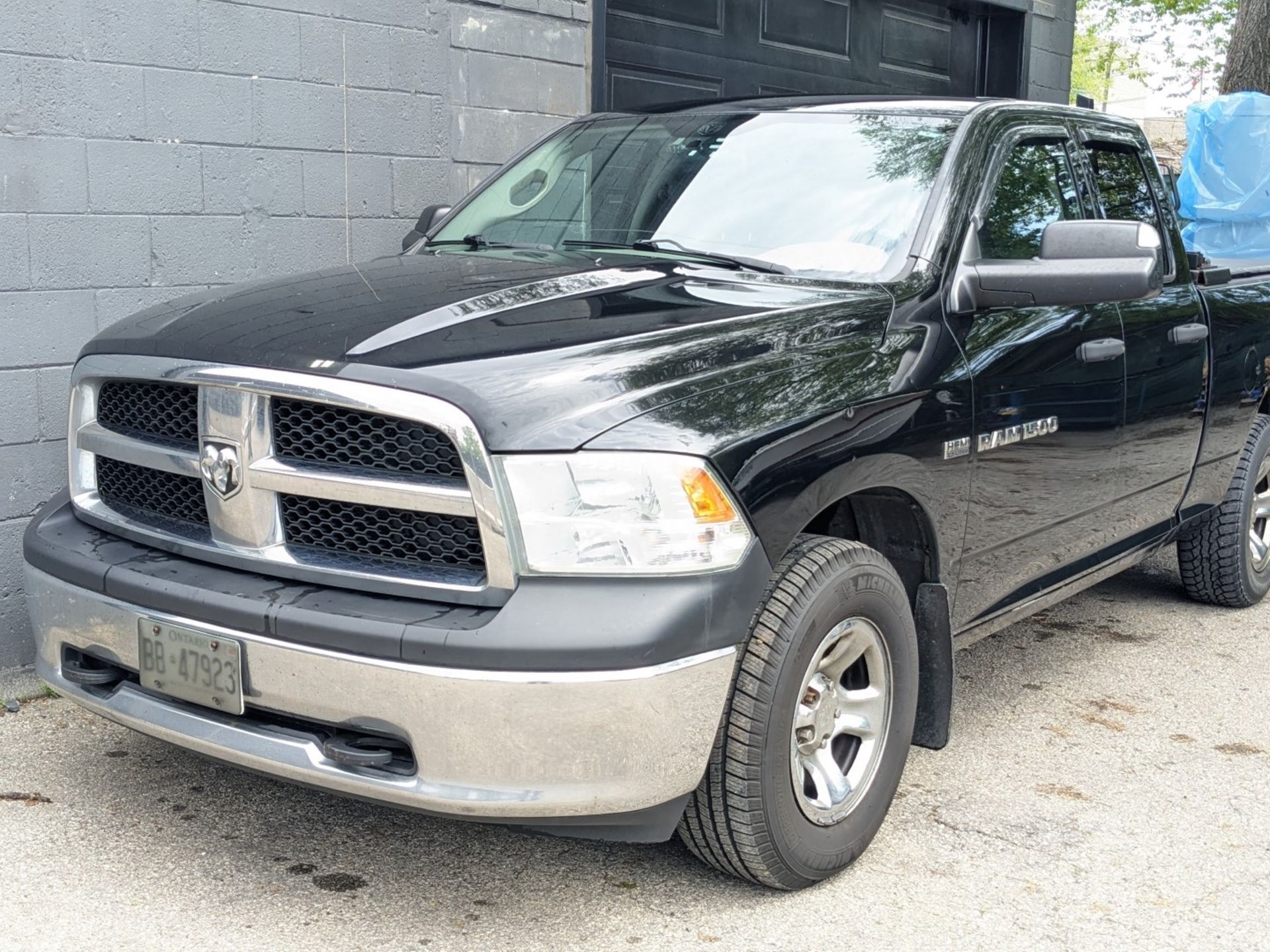 DODGE (2012) RAM 1500 QUAD CAB PICKUP TRUCK WITH 5.7 LITER HEMI V8 GAS ENGINE, AUTO, 4X4, TOUCH