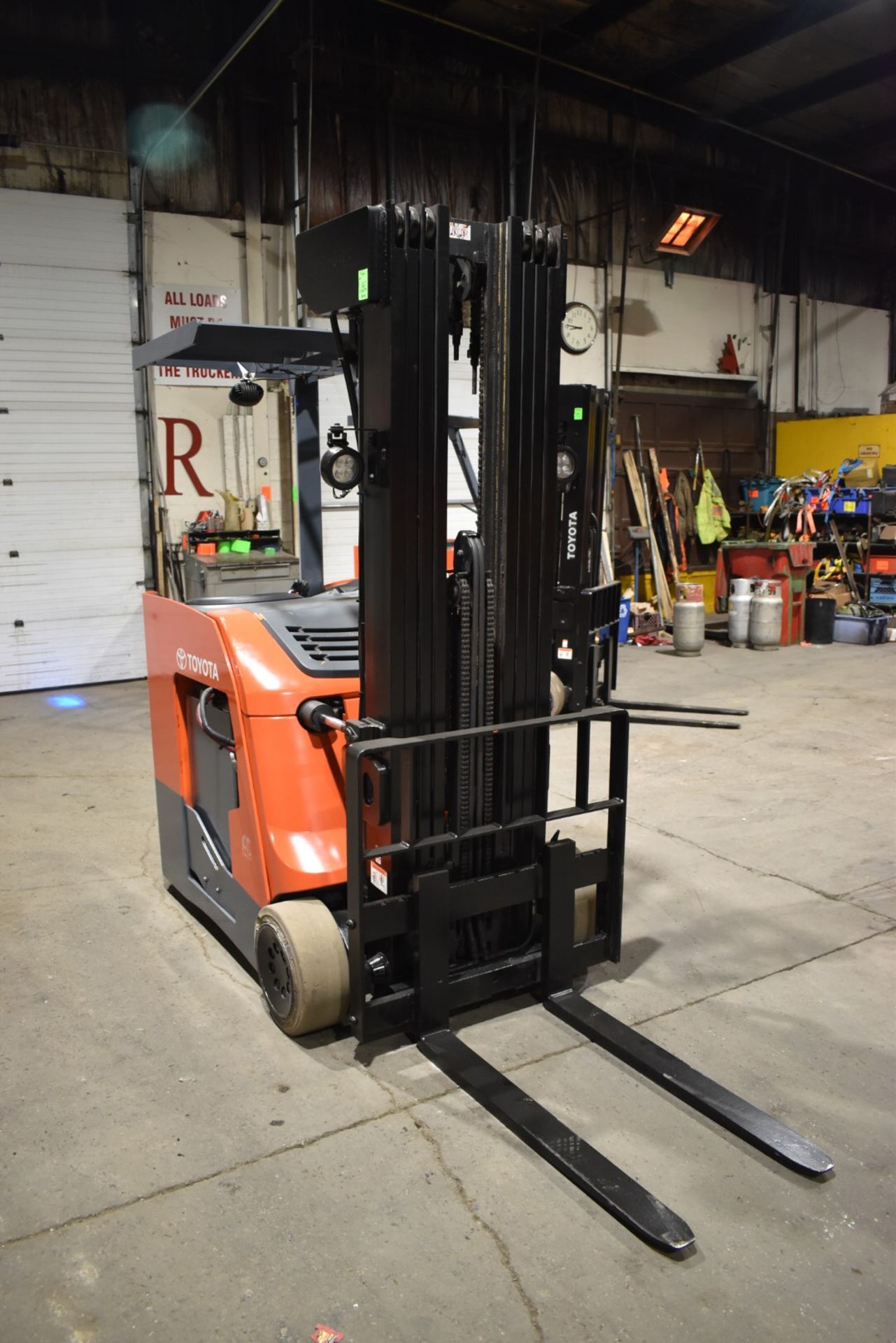 TOYOTA (2017) 8BNCU20 STAND ON ELECTRIC FORKLIFT WITH, 4,000LBS CAPACITY, 36V BATTERY, 276.5" MAX
