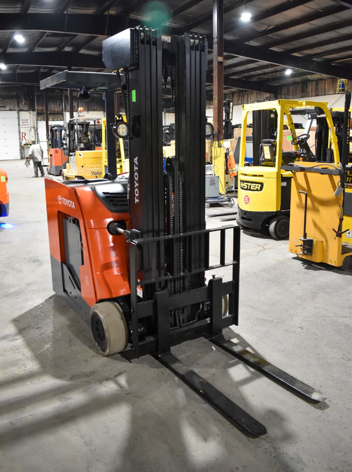 TOYOTA (2017) 8BNCU20 STAND ON ELECTRIC FORKLIFT WITH, 4,000LBS CAPACITY, 36V BATTERY, 276.5" MAX - Image 4 of 7