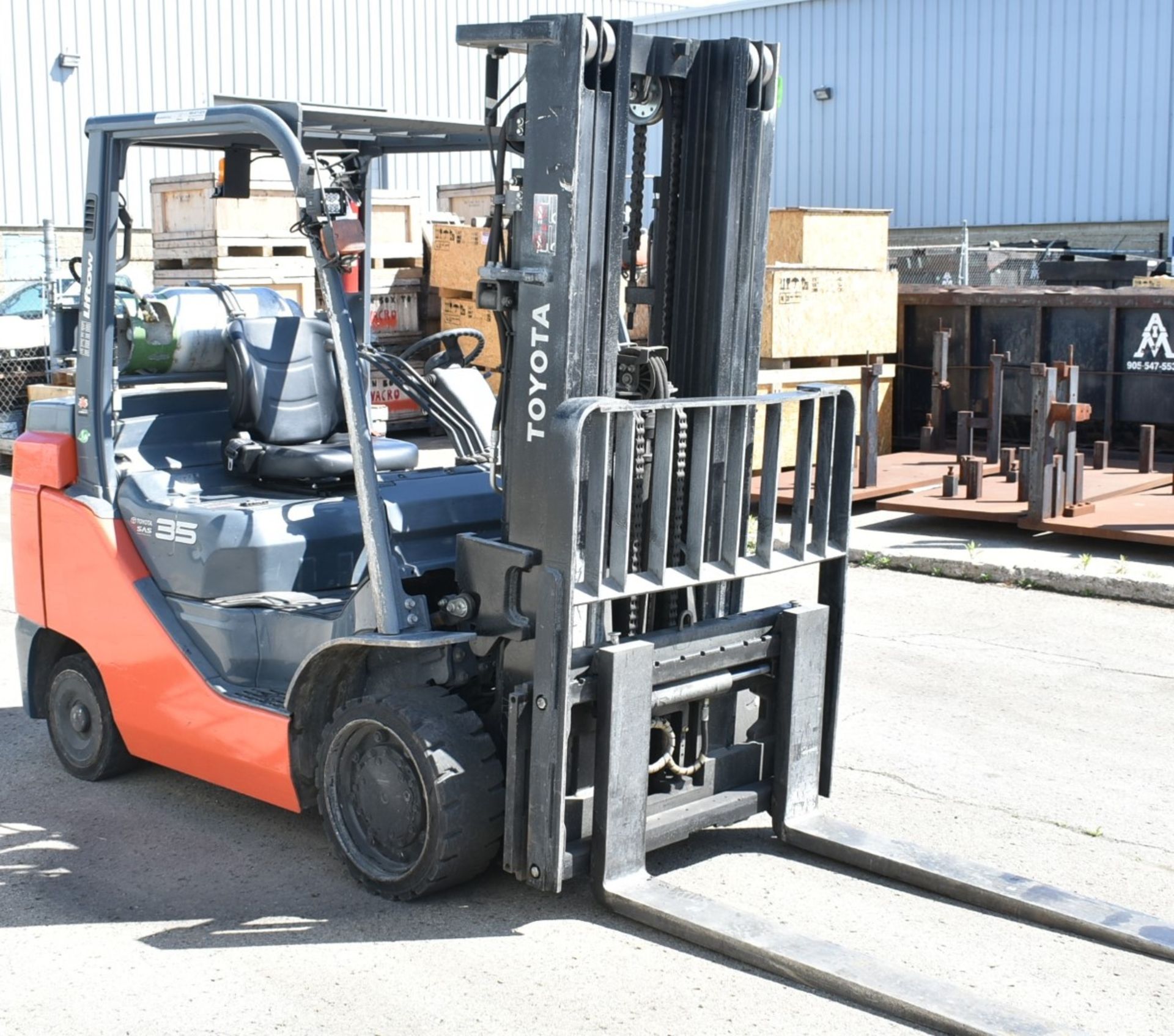 TOYOTA (2018) GC35U LPG FORKLIFT WITH 7250 LBS MAX CAPACITY, 187" 3-STAGE HIGH VISIBILITY MAST, - Image 4 of 8
