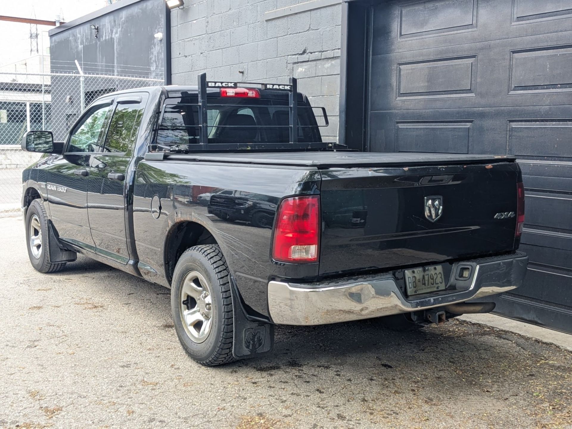 DODGE (2012) RAM 1500 QUAD CAB PICKUP TRUCK WITH 5.7 LITER HEMI V8 GAS ENGINE, AUTO, 4X4, TOUCH - Image 4 of 25