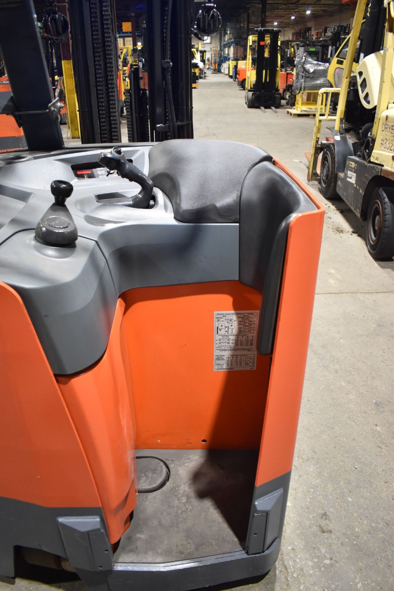 TOYOTA (2017) 8BNCU20 STAND ON ELECTRIC FORKLIFT WITH, 4,000LBS CAPACITY, 36V BATTERY, 276.5" MAX - Image 4 of 6