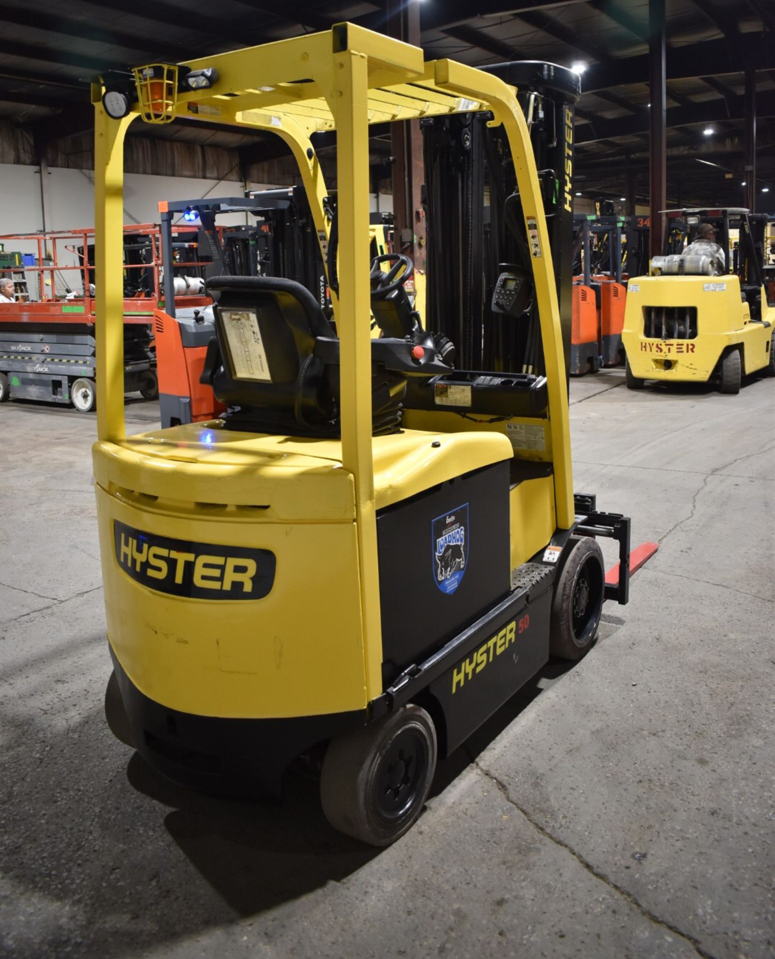 HYSTER (2018) E50XN-33 ELECTRIC FORKLIFT WITH 4400LBS CAPACITY, 48V BATTERY, 276.2" MAX LIFTING - Image 3 of 8