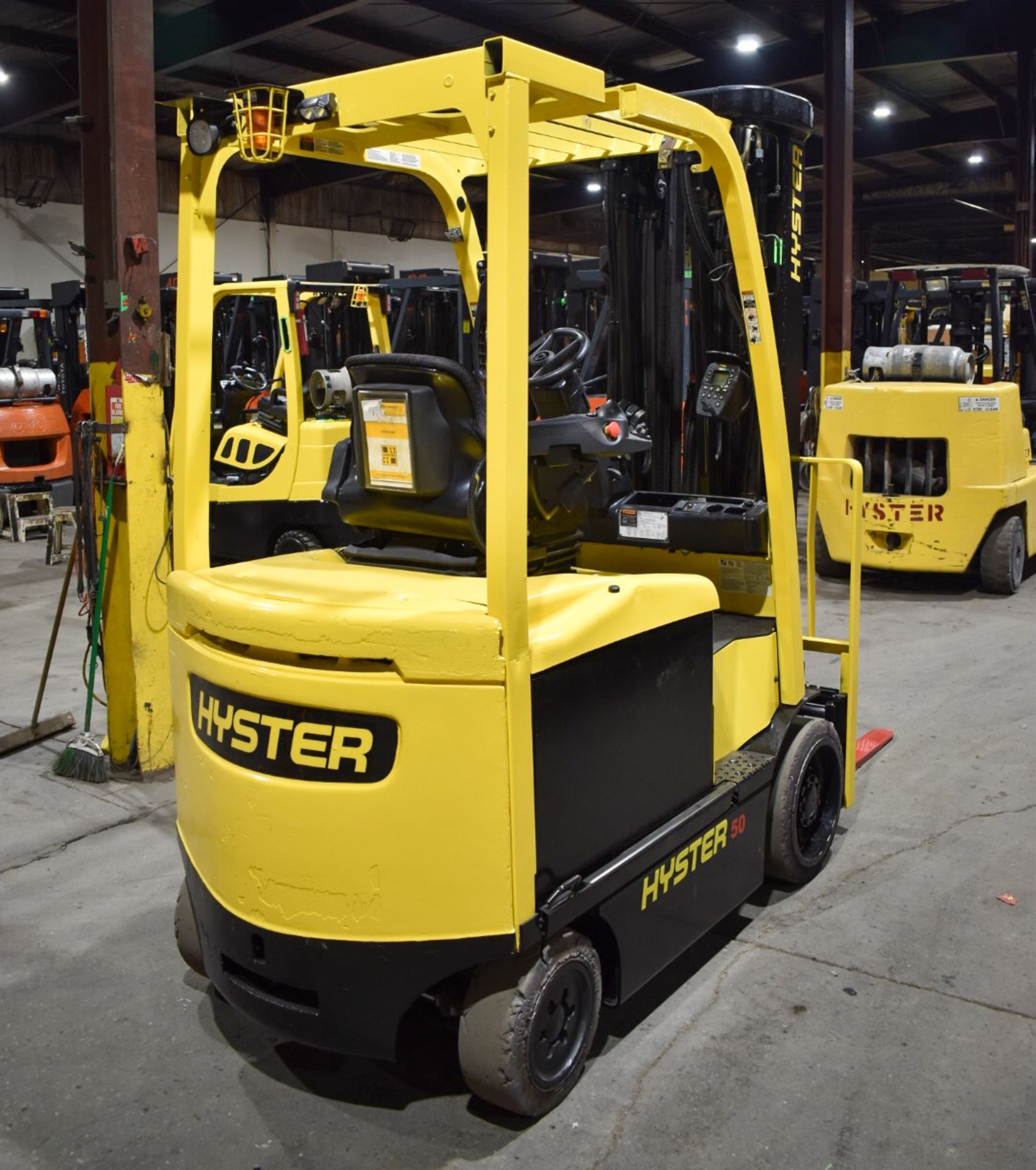 HYSTER (2018) E50XN-33 ELECTRIC FORKLIFT WITH 4400LBS CAPACITY, 48V BATTERY, 276.2"" MAX LIFT - Image 3 of 8