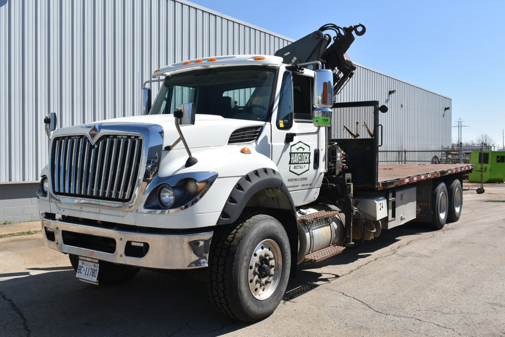 INTERNATIONAL (2014) 7600 TANDEM AXLE FLAT DECK CRANE TRUCK WITH NAVISTAR 390 HP DIESEL ENGINE, - Image 2 of 16