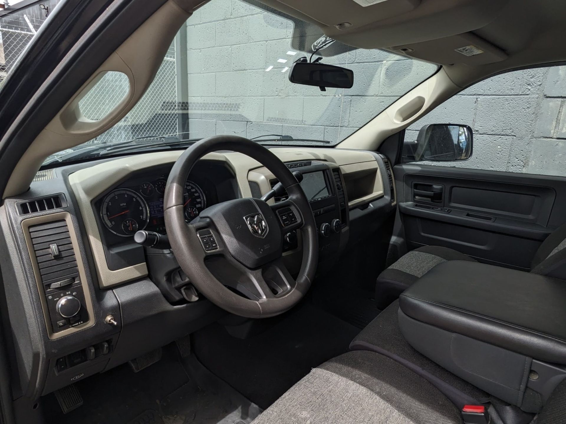 DODGE (2012) RAM 1500 QUAD CAB PICKUP TRUCK WITH 5.7 LITER HEMI V8 GAS ENGINE, AUTO, 4X4, TOUCH - Image 12 of 25