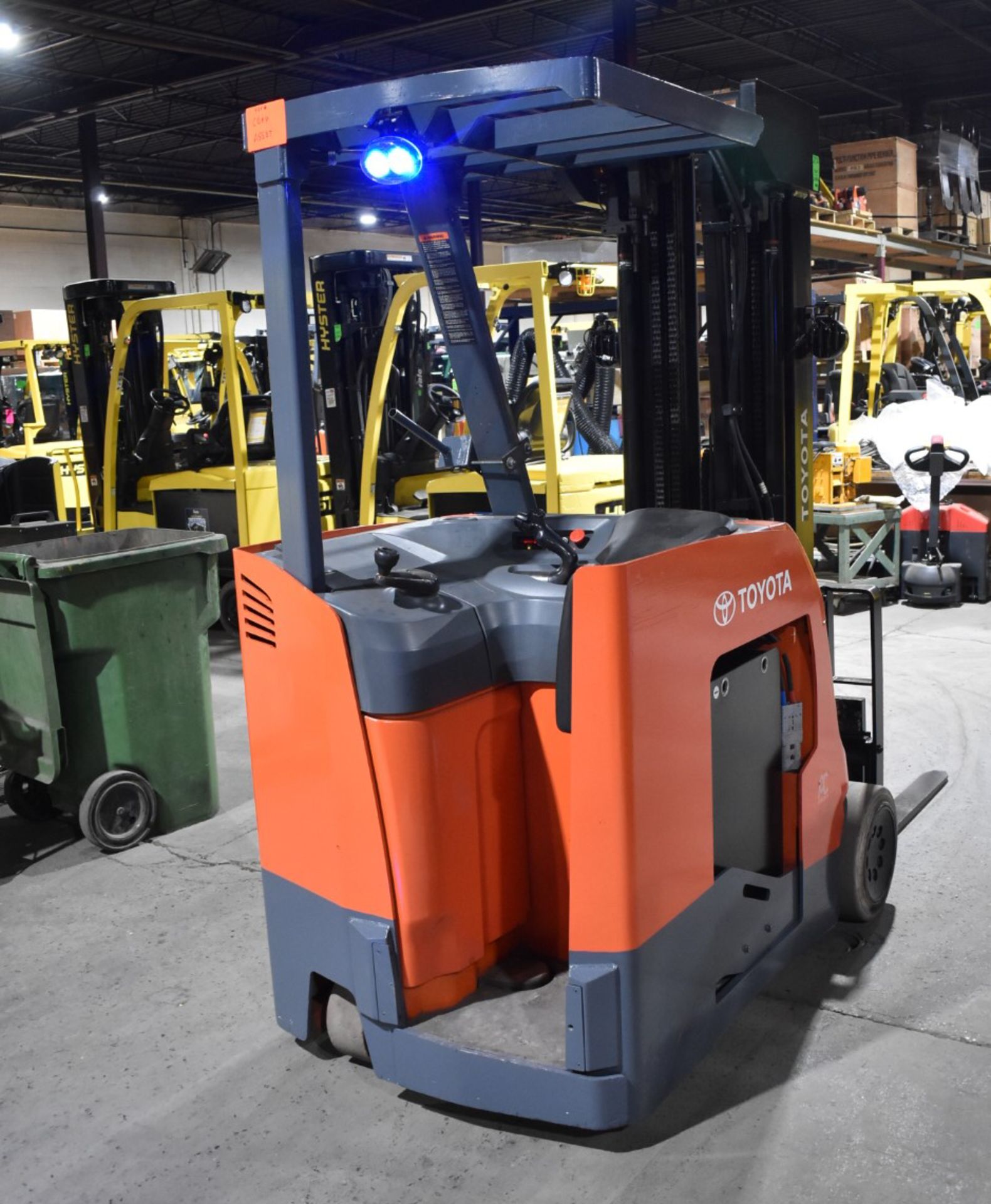 TOYOTA (2017) 8BNCU20 STAND ON ELECTRIC FORKLIFT WITH, 4,000LBS CAPACITY, 36V BATTERY, 276.5" MAX - Image 3 of 7