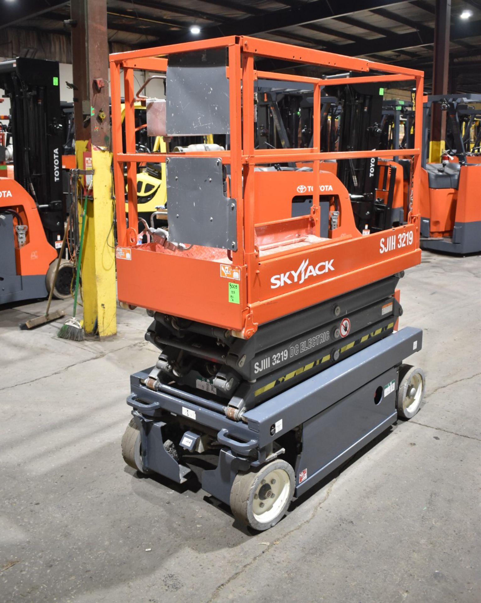 SKYJACK (2013) III 3219 ELECTRIC SCISSOR LIFT WITH 24V BATTERY, 550LBS CAPACITY, 19' MAX HEIGHT, - Image 7 of 8