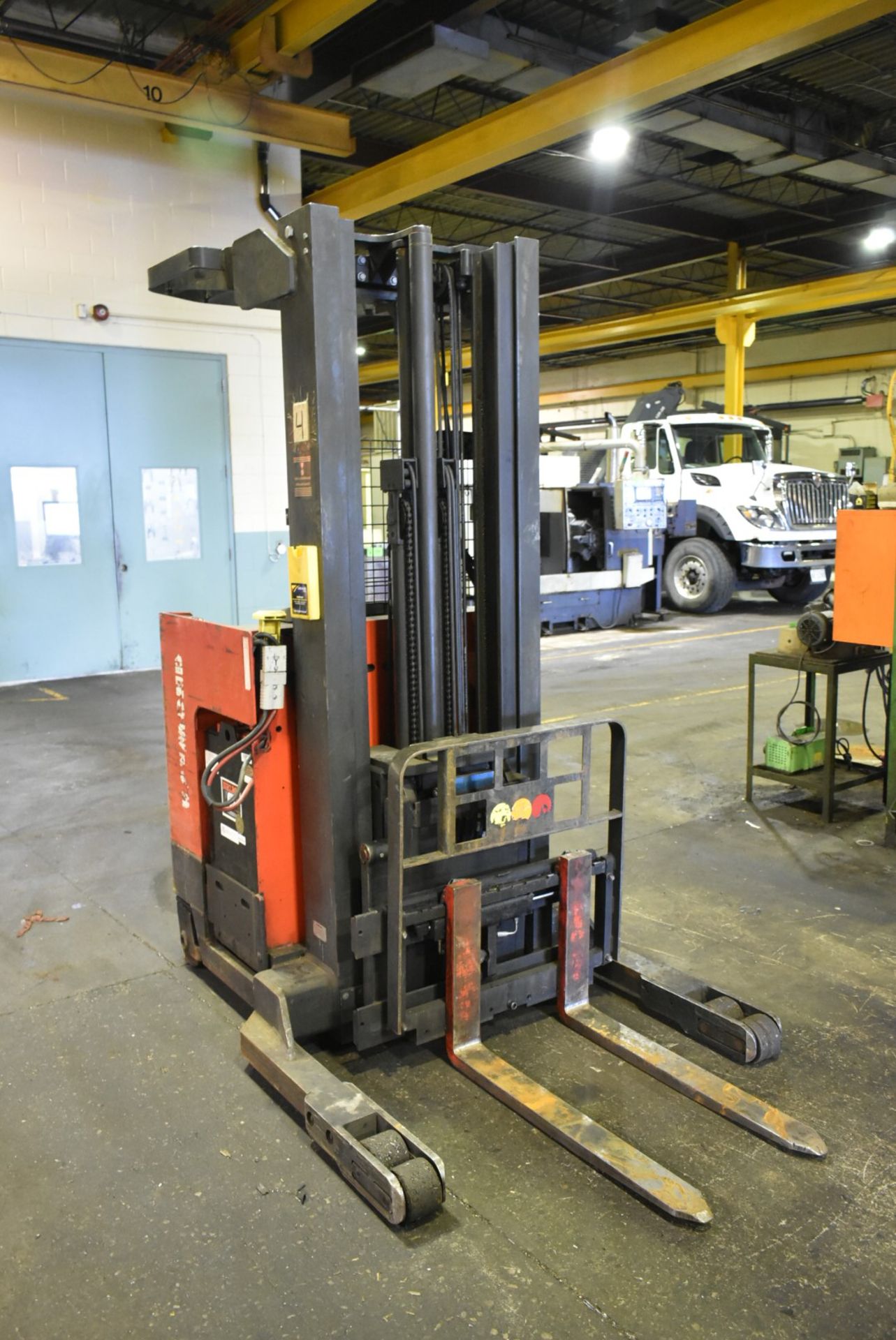 RAYMOND EASI R40TT 36V ELECTRIC REACH TRUCK WITH 4000LBS CAPACITY, 211" MAX REACH, CUSHION TIRES, - Image 5 of 6