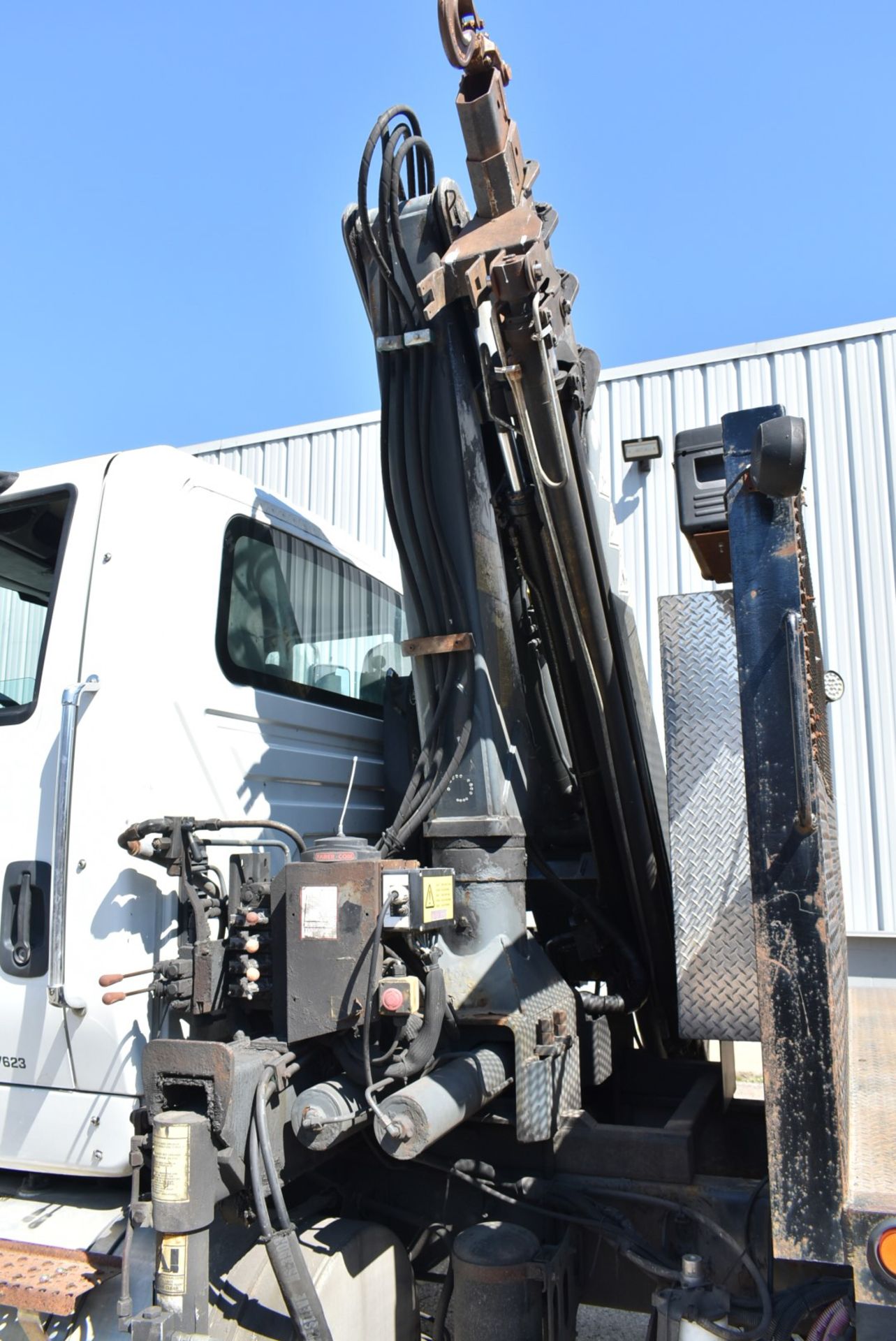 INTERNATIONAL (2014) 7600 TANDEM AXLE FLAT DECK CRANE TRUCK WITH NAVISTAR 390 HP DIESEL ENGINE, - Image 11 of 16