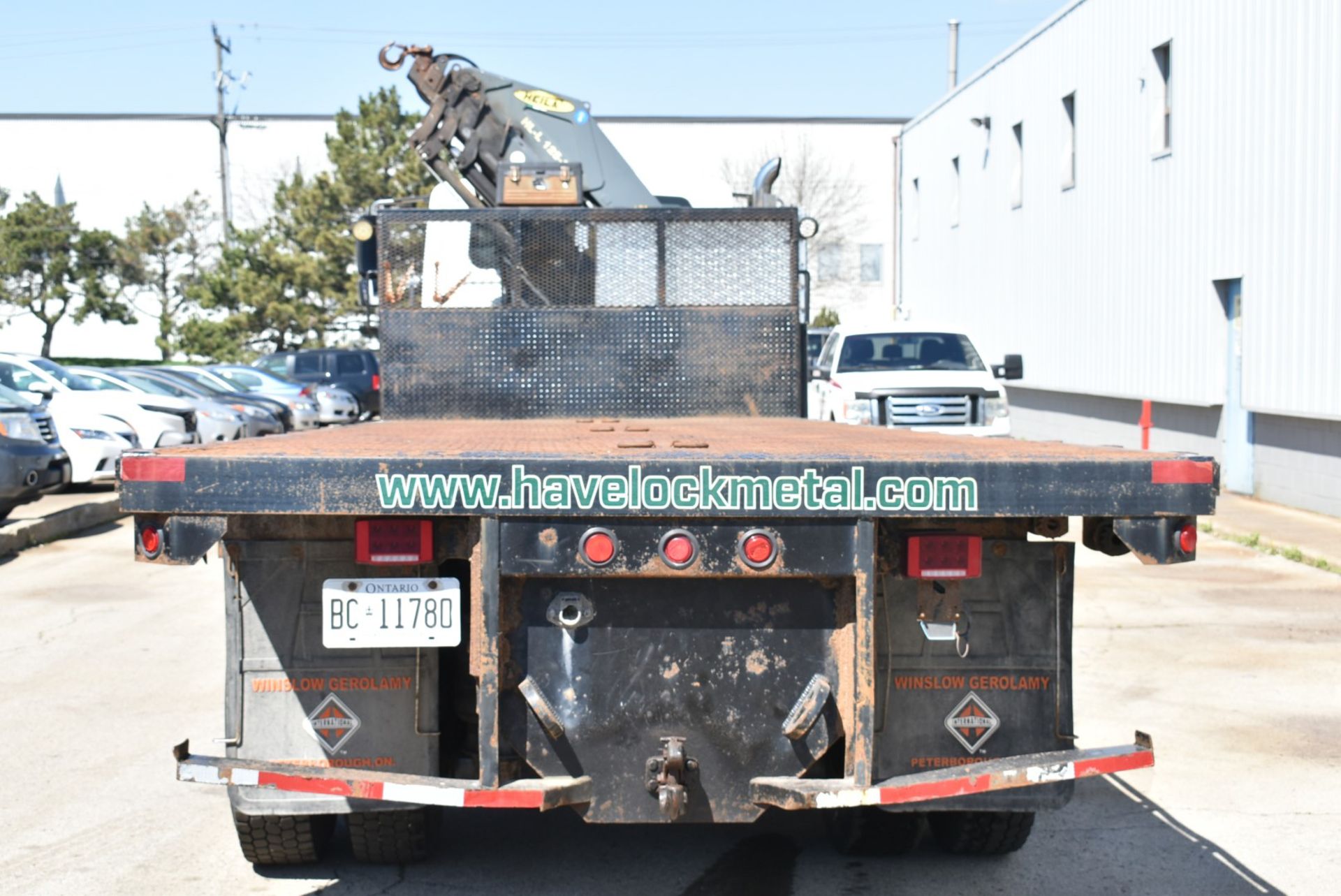 INTERNATIONAL (2014) 7600 TANDEM AXLE FLAT DECK CRANE TRUCK WITH NAVISTAR 390 HP DIESEL ENGINE, - Image 4 of 16