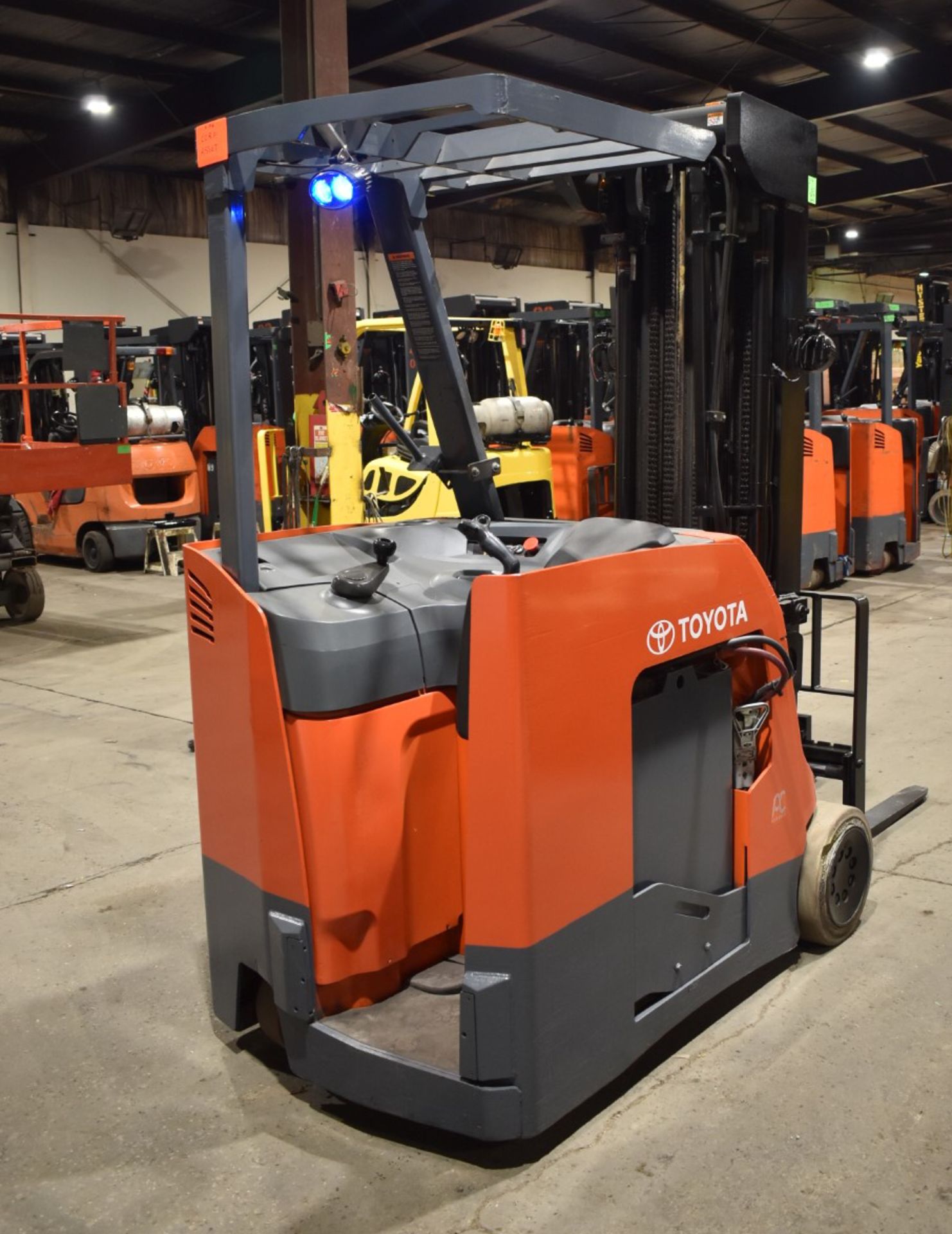 TOYOTA (2017) 8BNCU20 STAND ON ELECTRIC FORKLIFT WITH, 4,000LBS CAPACITY, 36V BATTERY, 276.5" MAX - Image 3 of 6
