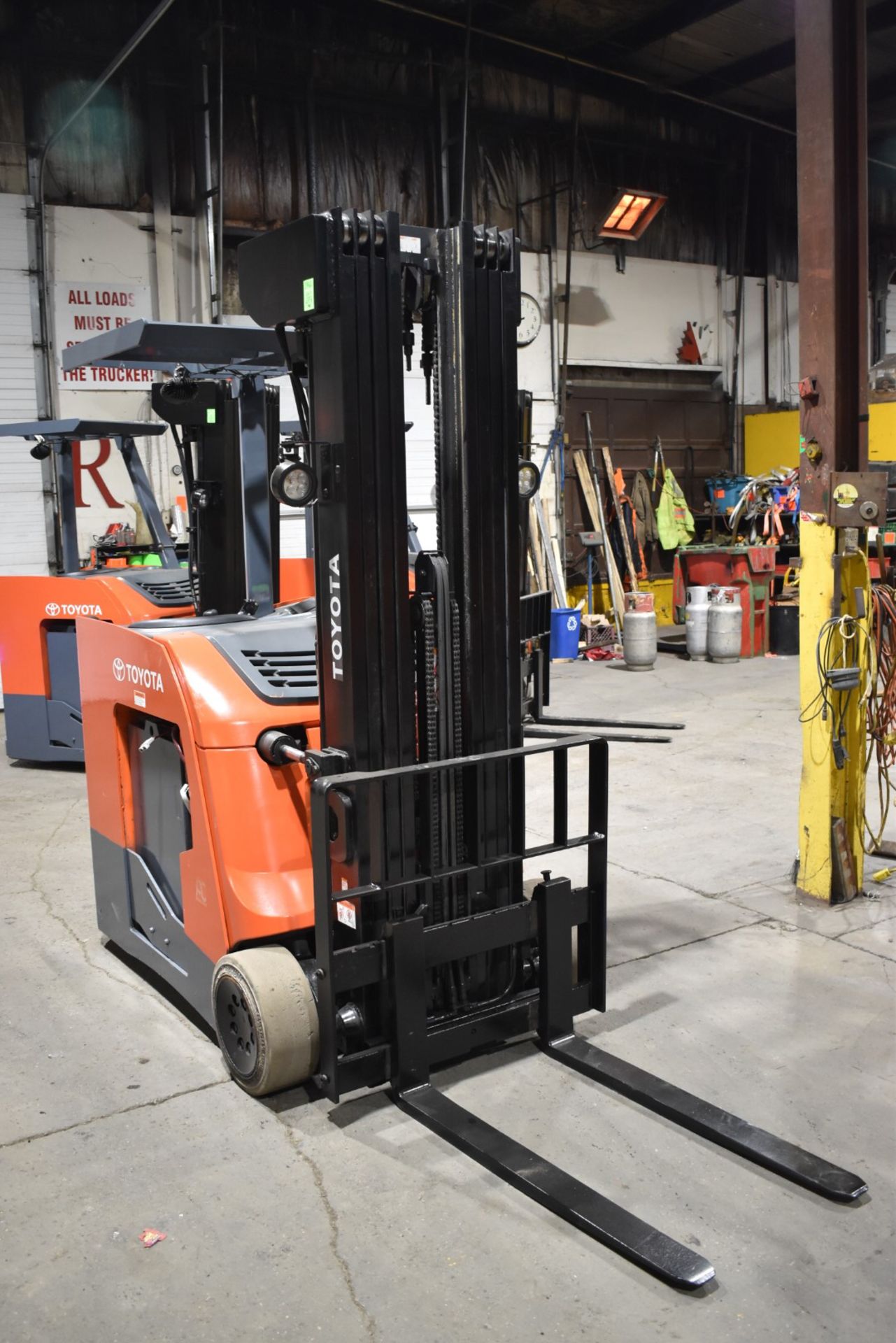 TOYOTA (2017) 8BNCU20 STAND ON ELECTRIC FORKLIFT WITH, 4,000LBS CAPACITY, 36V BATTERY, 276.5" MAX - Image 4 of 7