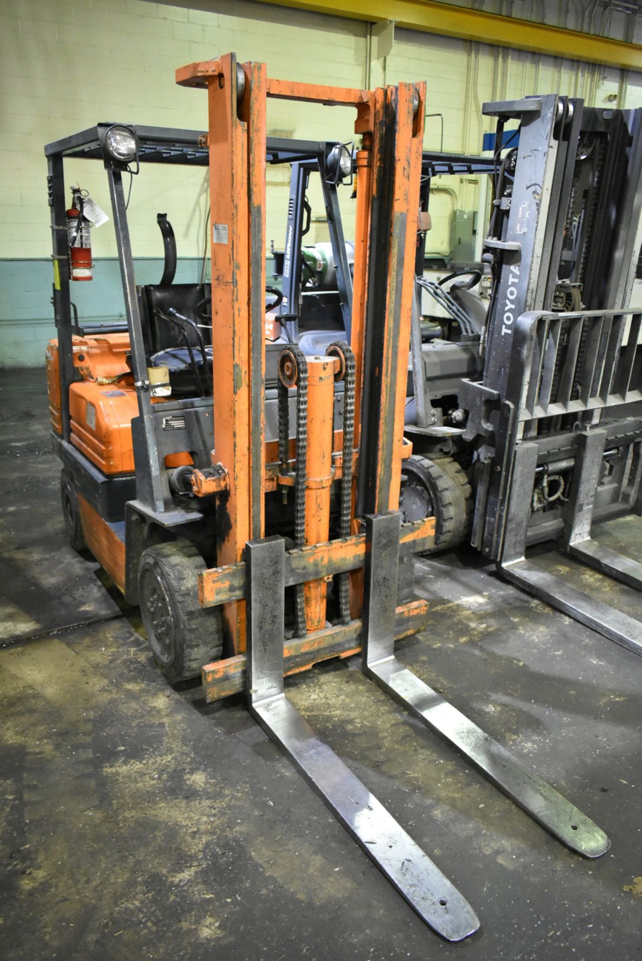 TOYOTA 5FGC25 LPG FORKLIFT WITH 4700LBS MAX CAPACITY, 188" 2-STAGE HIGH VISIBILITY MAST, CUSHION - Image 4 of 8