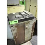 LOT/ LISTA CABINET WITH CHUCK JAWS AND SURFACE PLATE