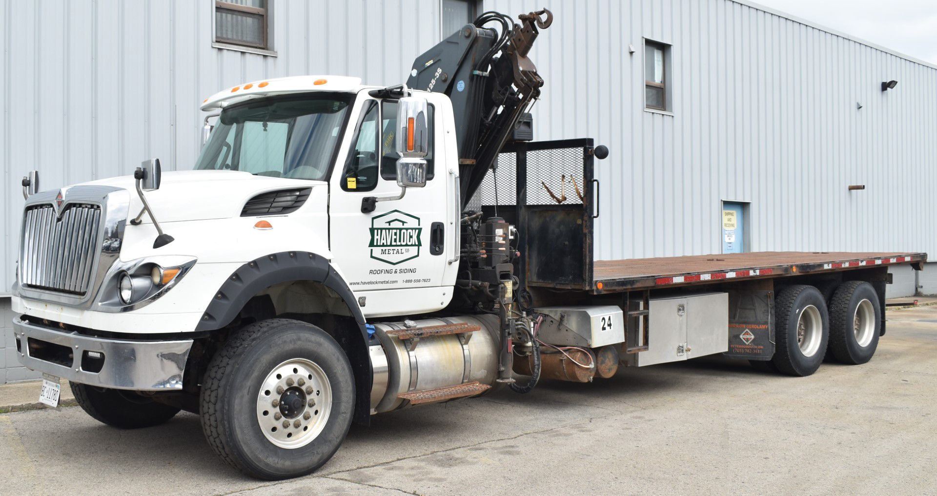 INTERNATIONAL (2014) 7600 TANDEM AXLE FLAT DECK CRANE TRUCK WITH NAVISTAR 390 HP DIESEL ENGINE,