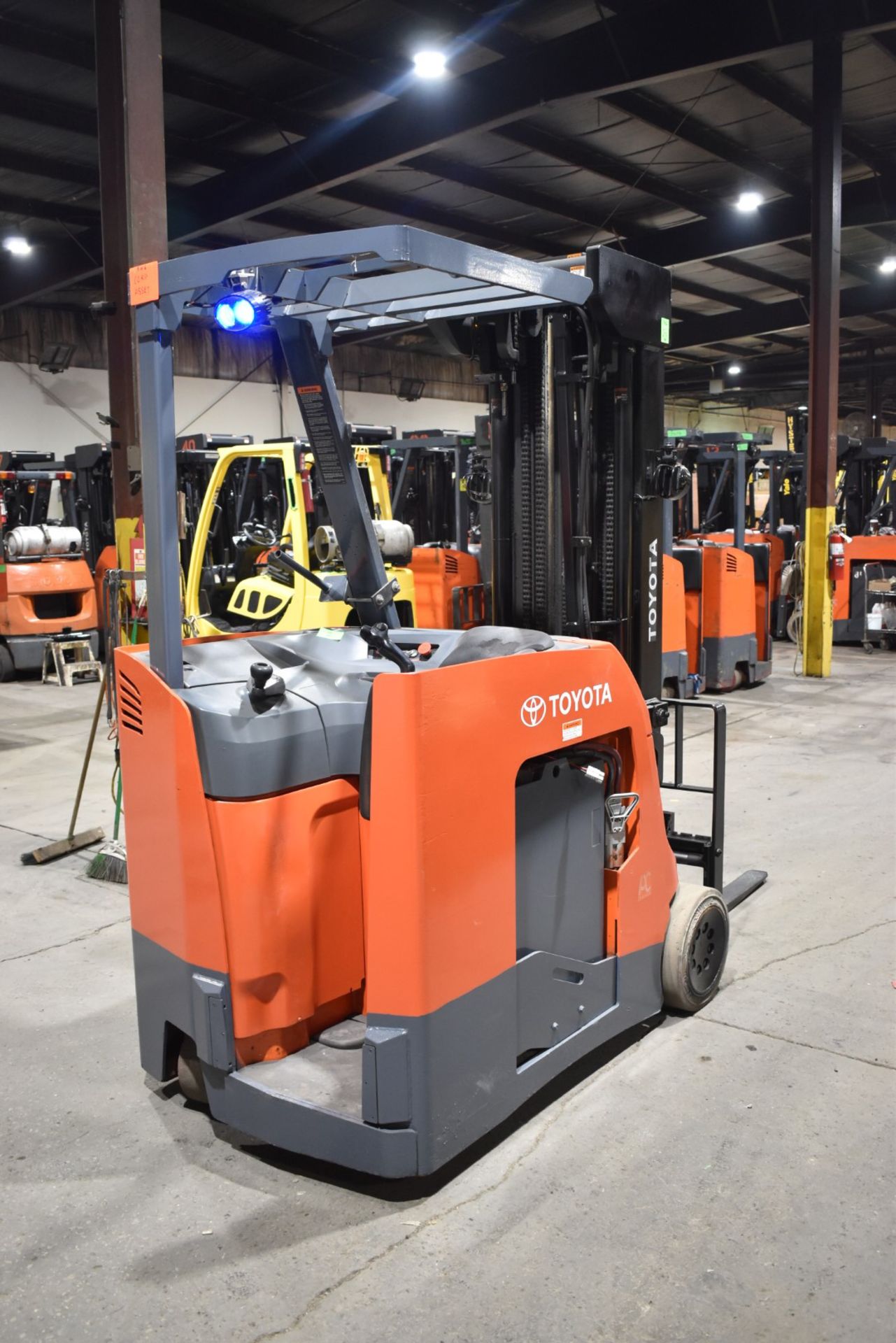 TOYOTA (2017) 8BNCU20 STAND ON ELECTRIC FORKLIFT WITH, 4,000LBS CAPACITY, 36V BATTERY, 276.5" MAX - Image 3 of 7