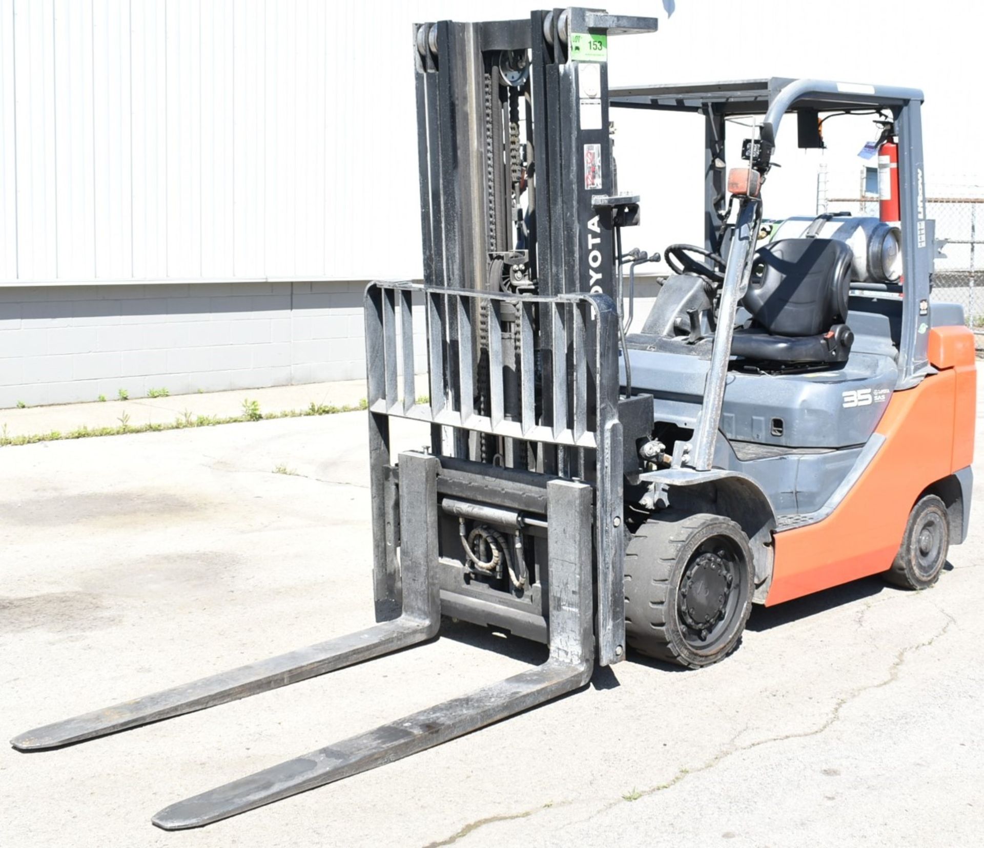 TOYOTA (2018) GC35U LPG FORKLIFT WITH 7250 LBS MAX CAPACITY, 187" 3-STAGE HIGH VISIBILITY MAST,