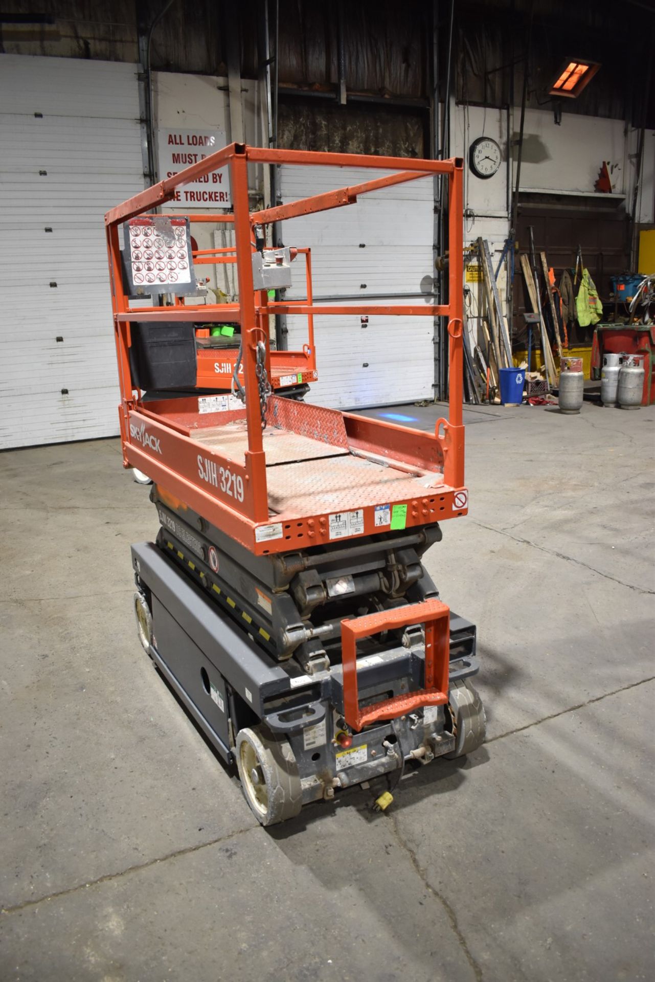SKYJACK (2013) III 3219 ELECTRIC SCISSOR LIFT WITH 24V BATTERY, 550LBS CAPACITY, 19' MAX HEIGHT, - Image 6 of 8