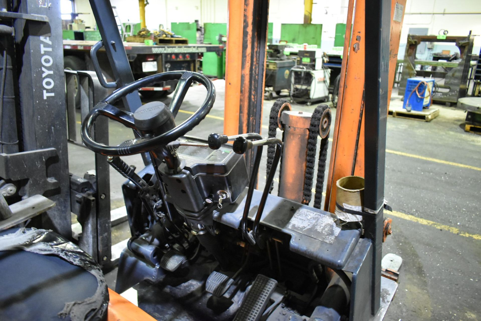 TOYOTA 5FGC25 LPG FORKLIFT WITH 4700LBS MAX CAPACITY, 188" 2-STAGE HIGH VISIBILITY MAST, CUSHION - Image 6 of 8