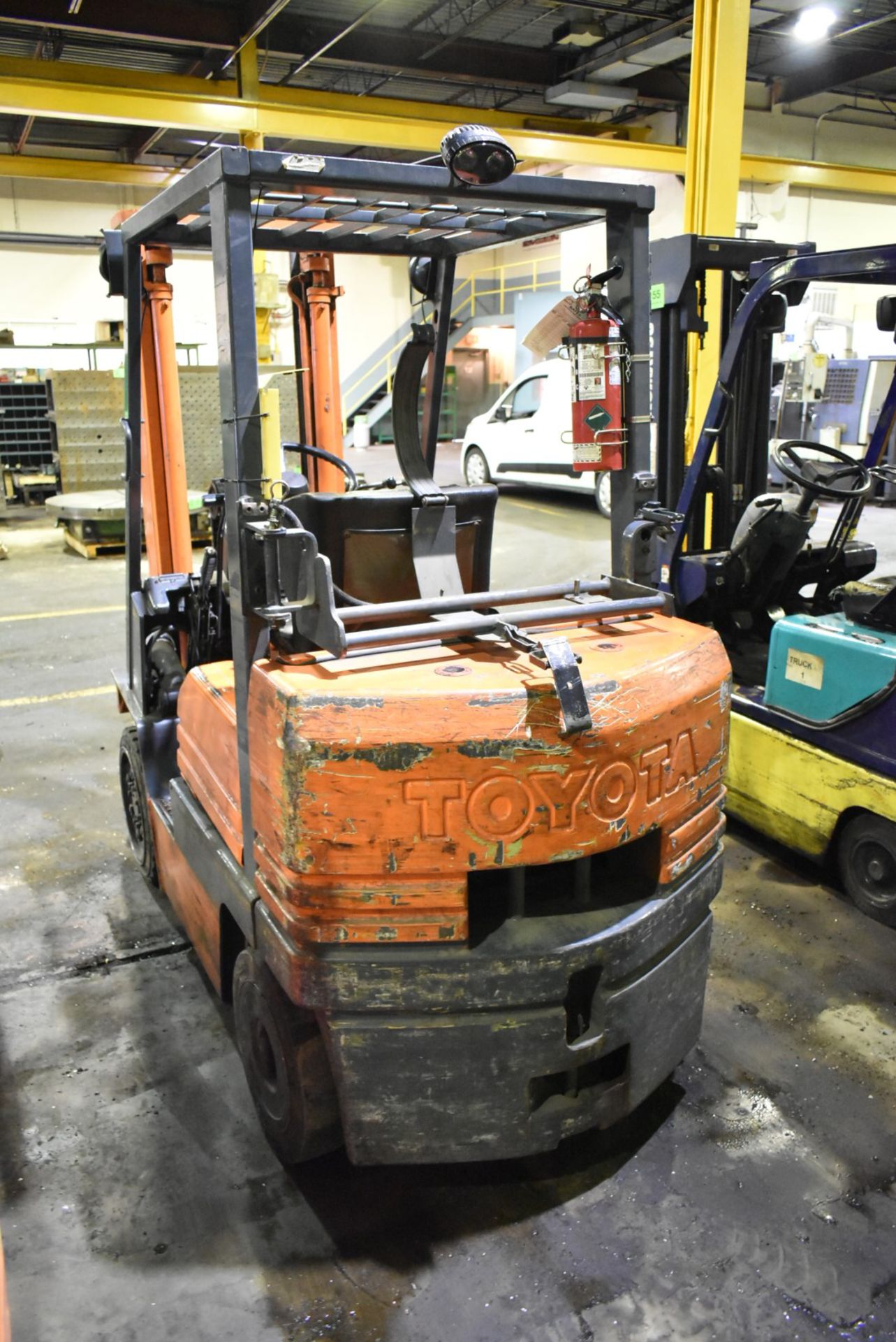 TOYOTA 5FGC25 LPG FORKLIFT WITH 4700LBS MAX CAPACITY, 188" 2-STAGE HIGH VISIBILITY MAST, CUSHION - Image 2 of 8