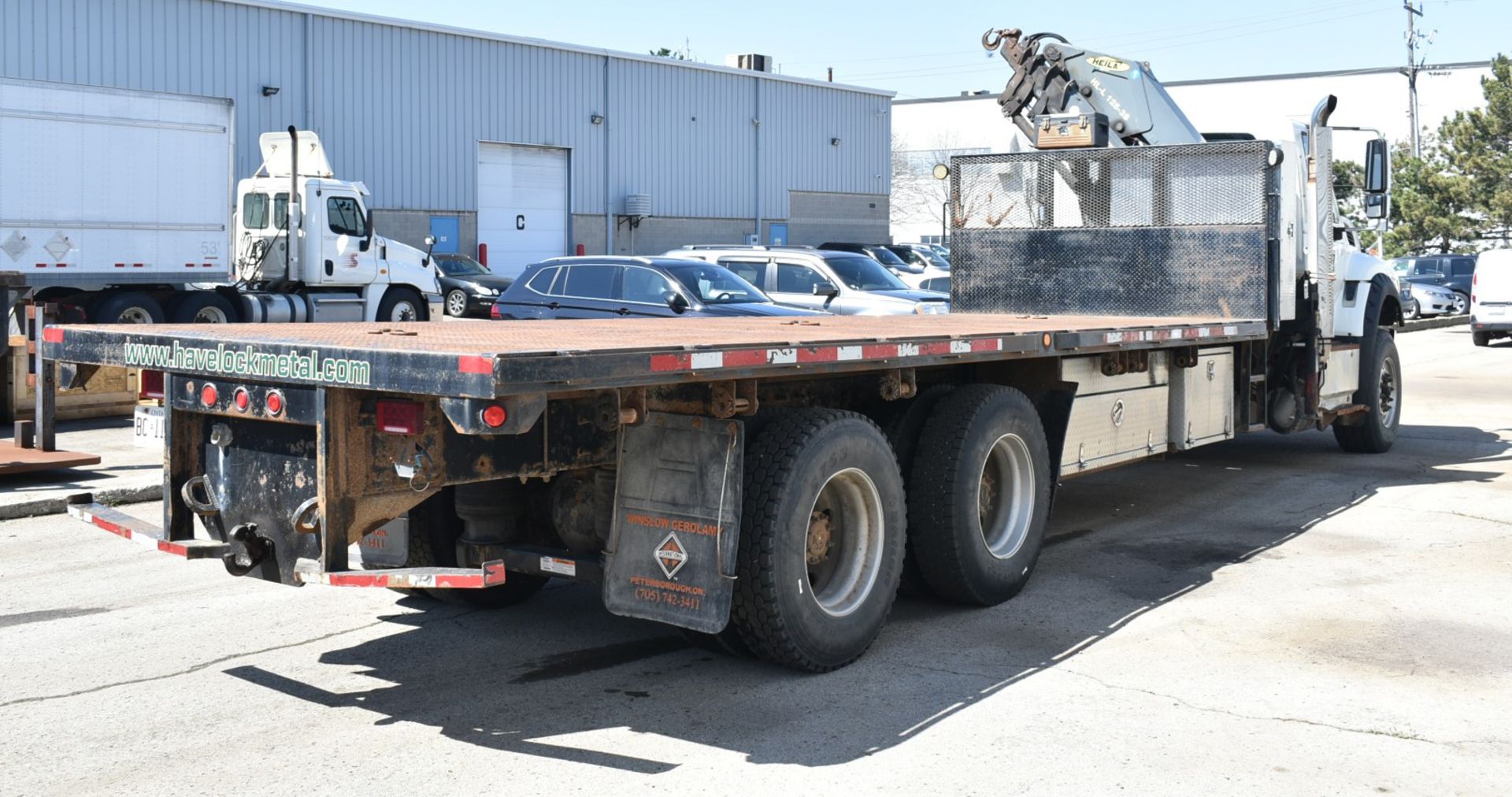 INTERNATIONAL (2015) SF667 TANDEM AXLE FLAT DECK CRANE TRUCK WITH NAVISTAR 390 HP DIESEL ENGINE, - Image 5 of 16