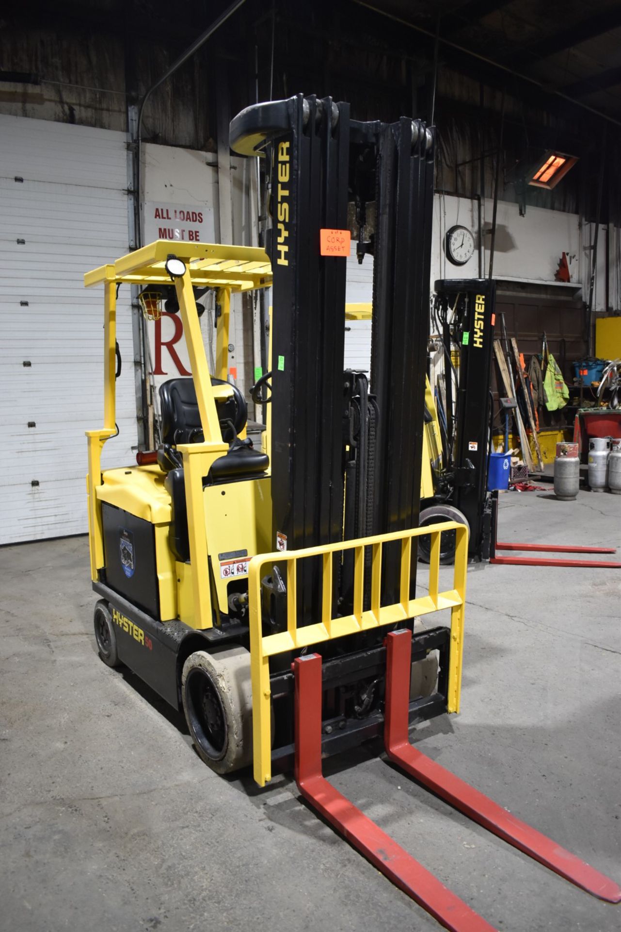 HYSTER (2018) E50XN-33 ELECTRIC FORKLIFT WITH 4350LBS CAPACITY, 48V BATTERY, 300" MAX LIFTING - Image 4 of 8