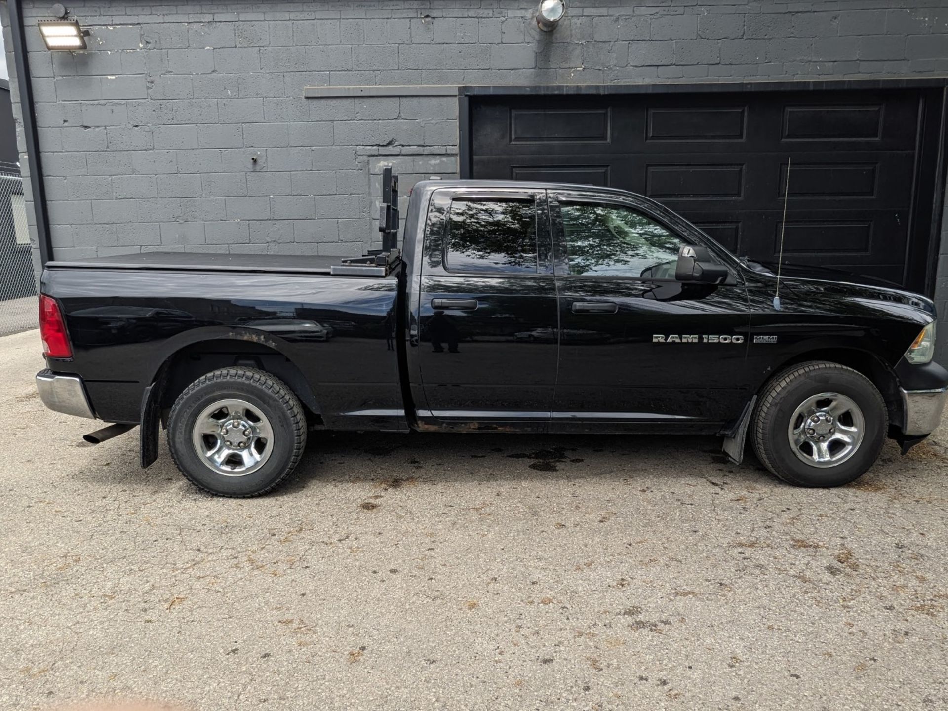 DODGE (2012) RAM 1500 QUAD CAB PICKUP TRUCK WITH 5.7 LITER HEMI V8 GAS ENGINE, AUTO, 4X4, TOUCH - Image 7 of 25