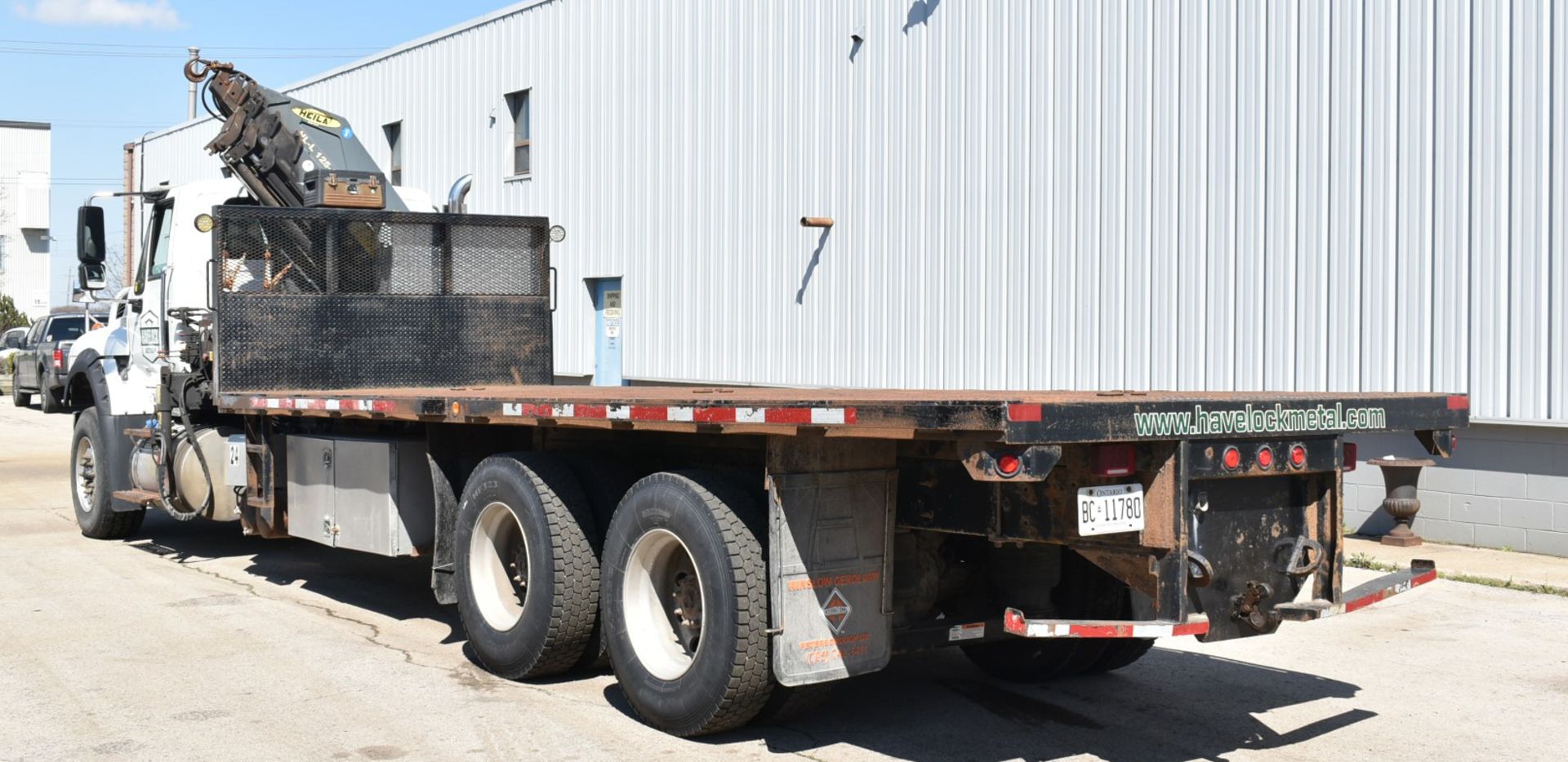 INTERNATIONAL (2014) 7600 TANDEM AXLE FLAT DECK CRANE TRUCK WITH NAVISTAR 390 HP DIESEL ENGINE, - Image 3 of 16