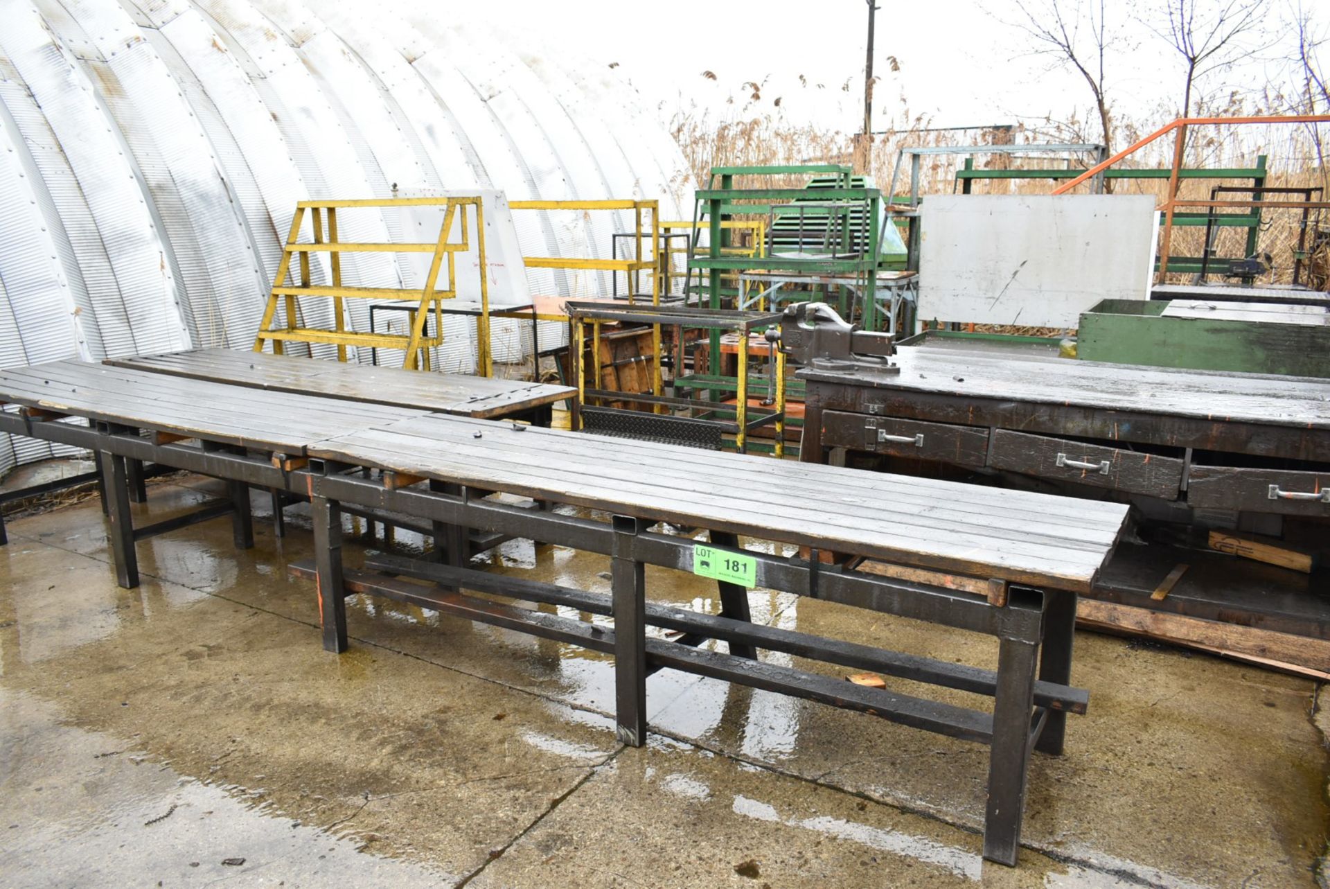 LOT/ STEEL BENCHES AND RACKS