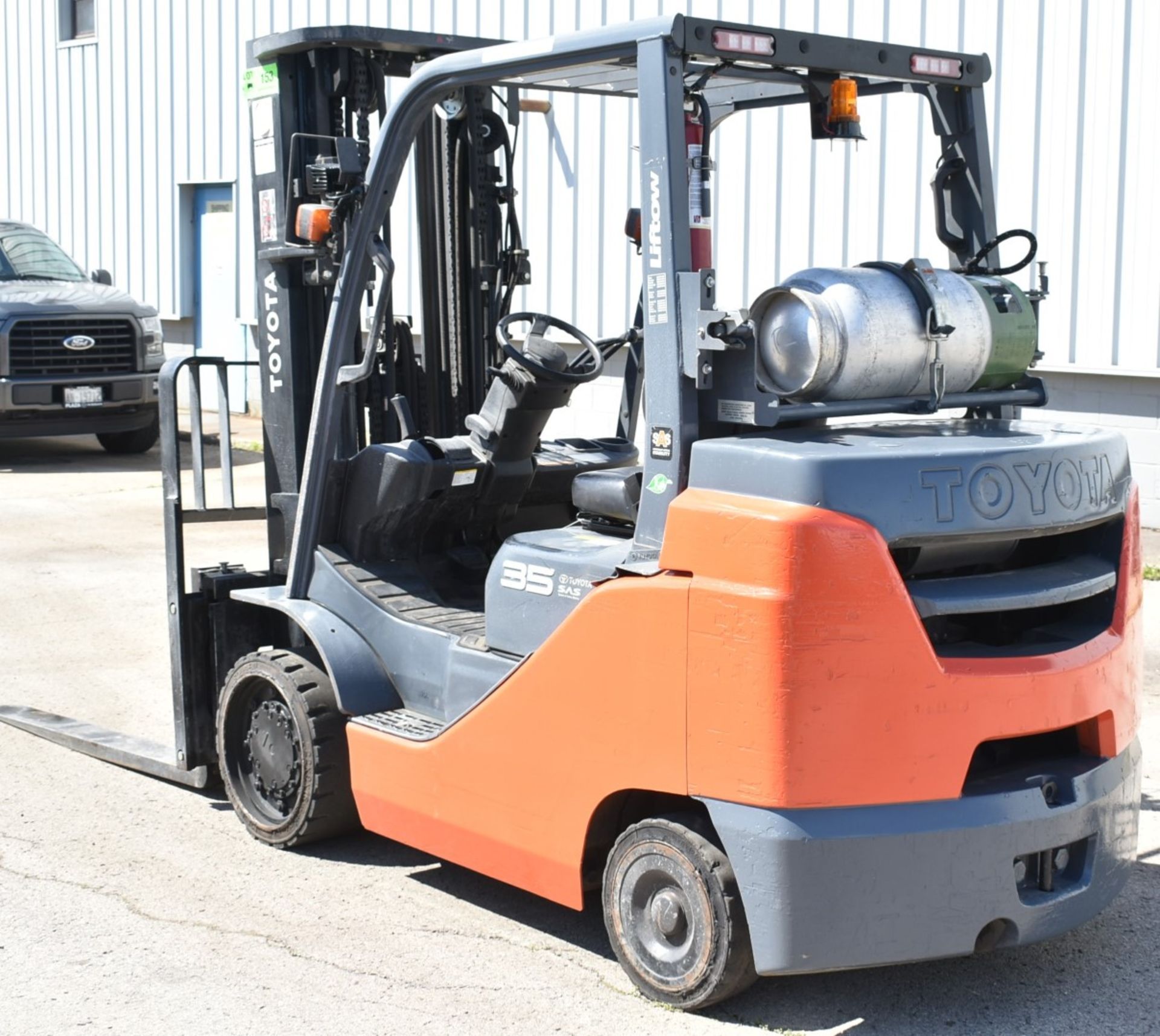 TOYOTA (2018) GC35U LPG FORKLIFT WITH 7250 LBS MAX CAPACITY, 187" 3-STAGE HIGH VISIBILITY MAST, - Image 2 of 8