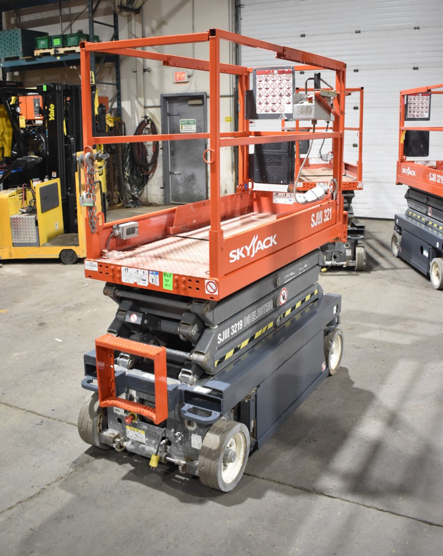 SKYJACK (2013) III 3219 ELECTRIC SCISSOR LIFT WITH 24V BATTERY, 550LBS CAPACITY, 19' MAX HEIGHT, - Image 5 of 8