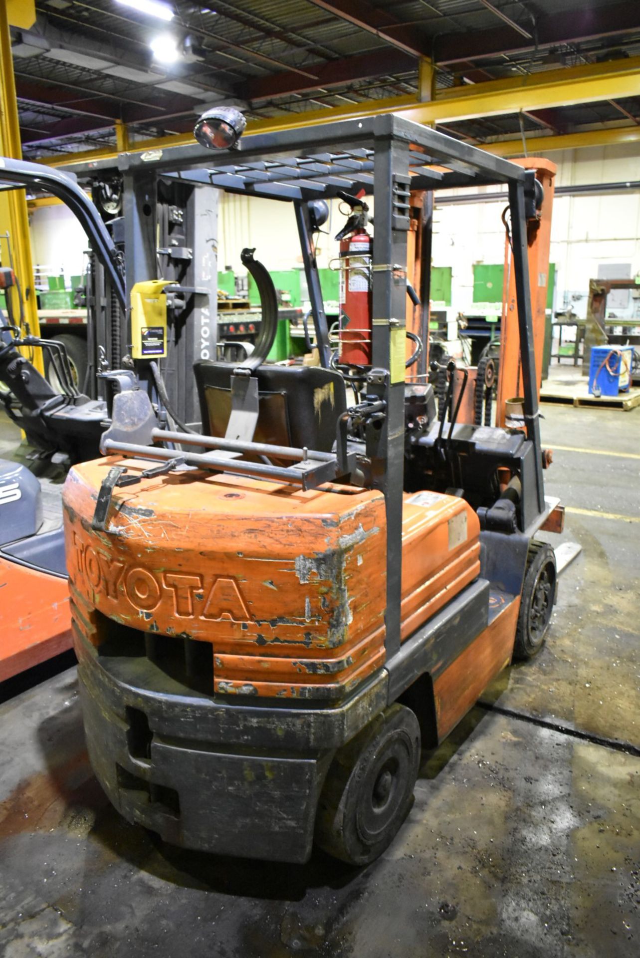 TOYOTA 5FGC25 LPG FORKLIFT WITH 4700LBS MAX CAPACITY, 188" 2-STAGE HIGH VISIBILITY MAST, CUSHION - Image 3 of 8