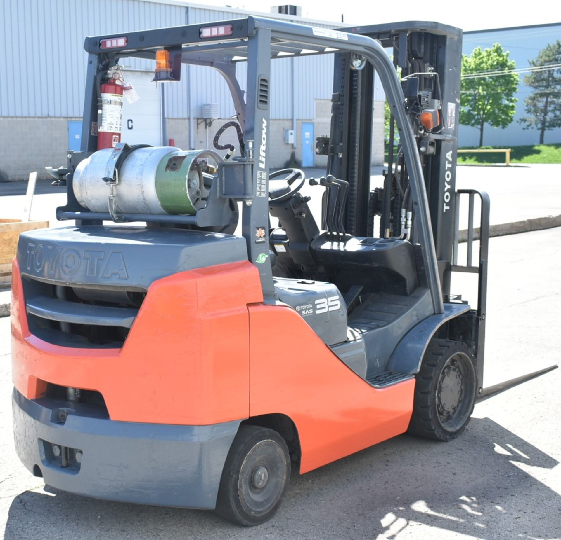 TOYOTA (2018) GC35U LPG FORKLIFT WITH 7250 LBS MAX CAPACITY, 187" 3-STAGE HIGH VISIBILITY MAST, - Image 3 of 8