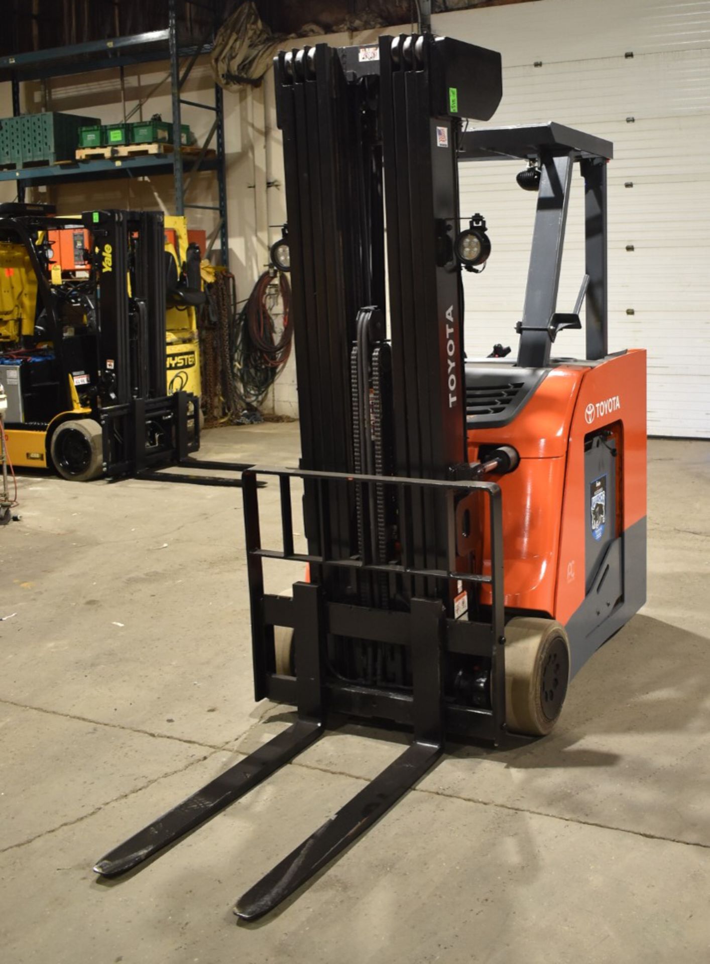 TOYOTA (2017) 8BNCU20 STAND ON ELECTRIC FORKLIFT WITH, 4,000LBS CAPACITY, 36V BATTERY, 276.5" MAX - Image 2 of 6