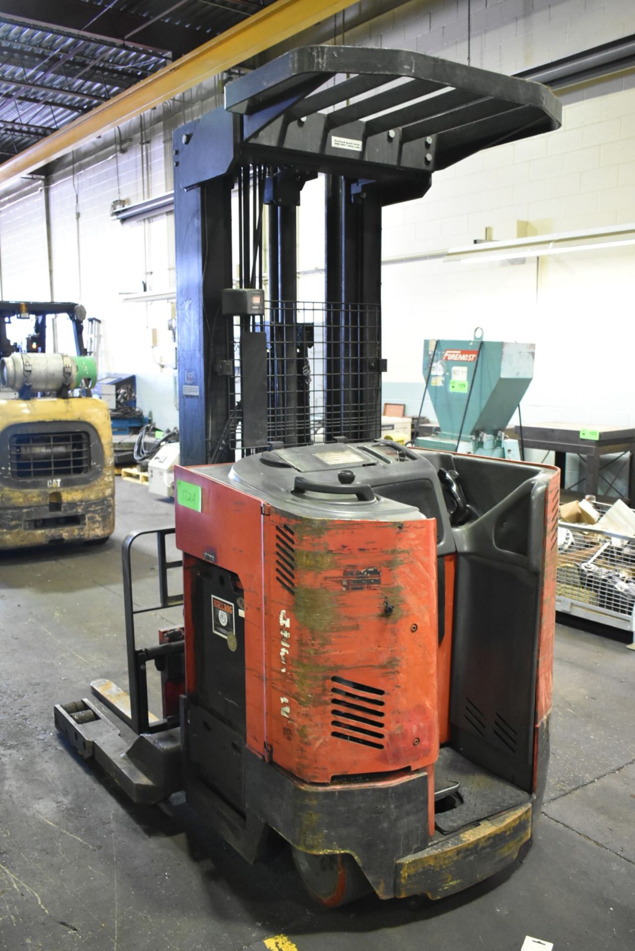 RAYMOND EASI R40TT 36V ELECTRIC REACH TRUCK WITH 4000LBS CAPACITY, 211" MAX REACH, CUSHION TIRES, - Image 2 of 6