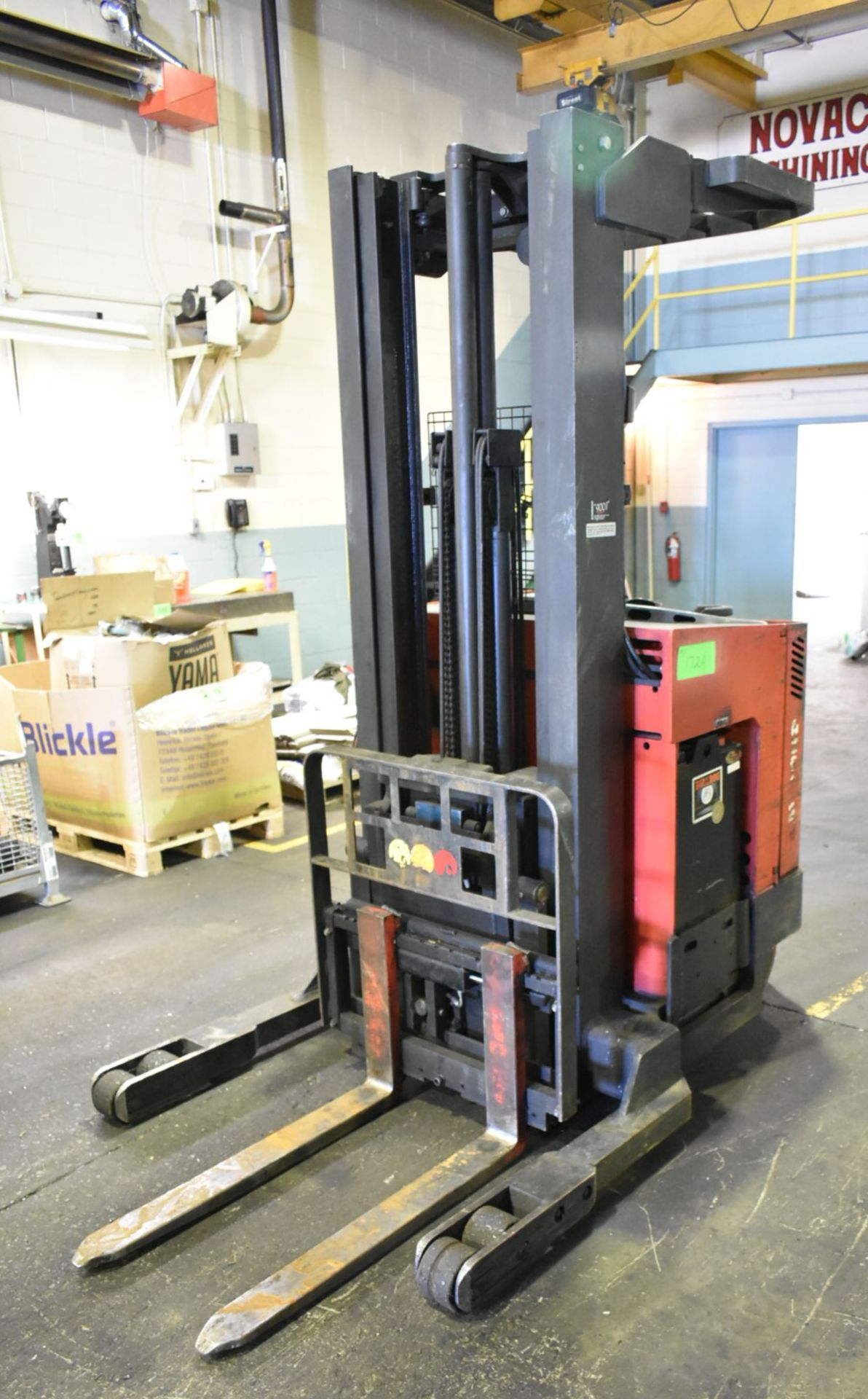 RAYMOND EASI R40TT 36V ELECTRIC REACH TRUCK WITH 4000LBS CAPACITY, 211" MAX REACH, CUSHION TIRES,