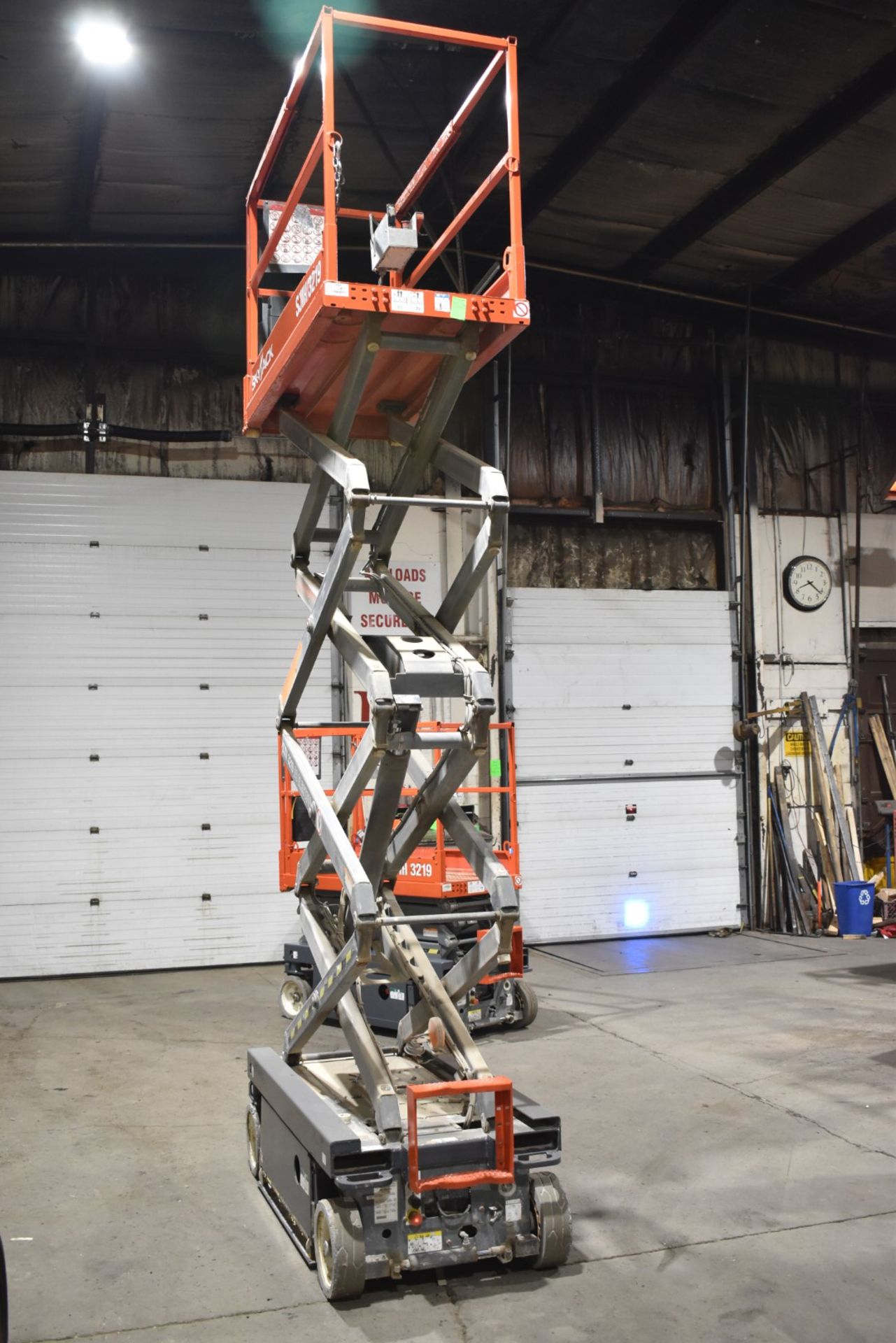 SKYJACK (2013) III 3219 ELECTRIC SCISSOR LIFT WITH 24V BATTERY, 550LBS CAPACITY, 19' MAX HEIGHT, - Image 3 of 8