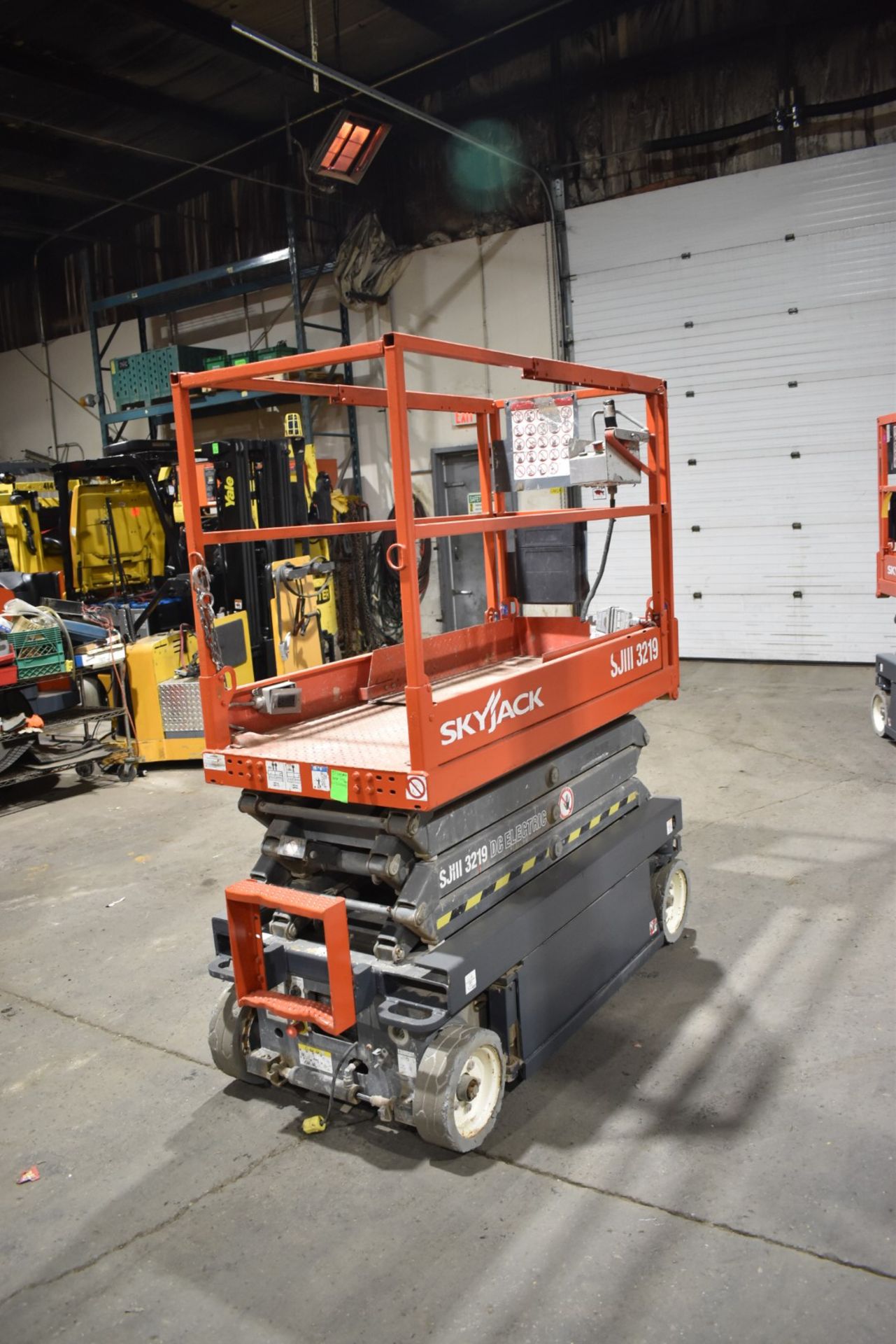 SKYJACK (2013) III 3219 ELECTRIC SCISSOR LIFT WITH 24V BATTERY, 550LBS CAPACITY, 19' MAX HEIGHT, - Image 7 of 8