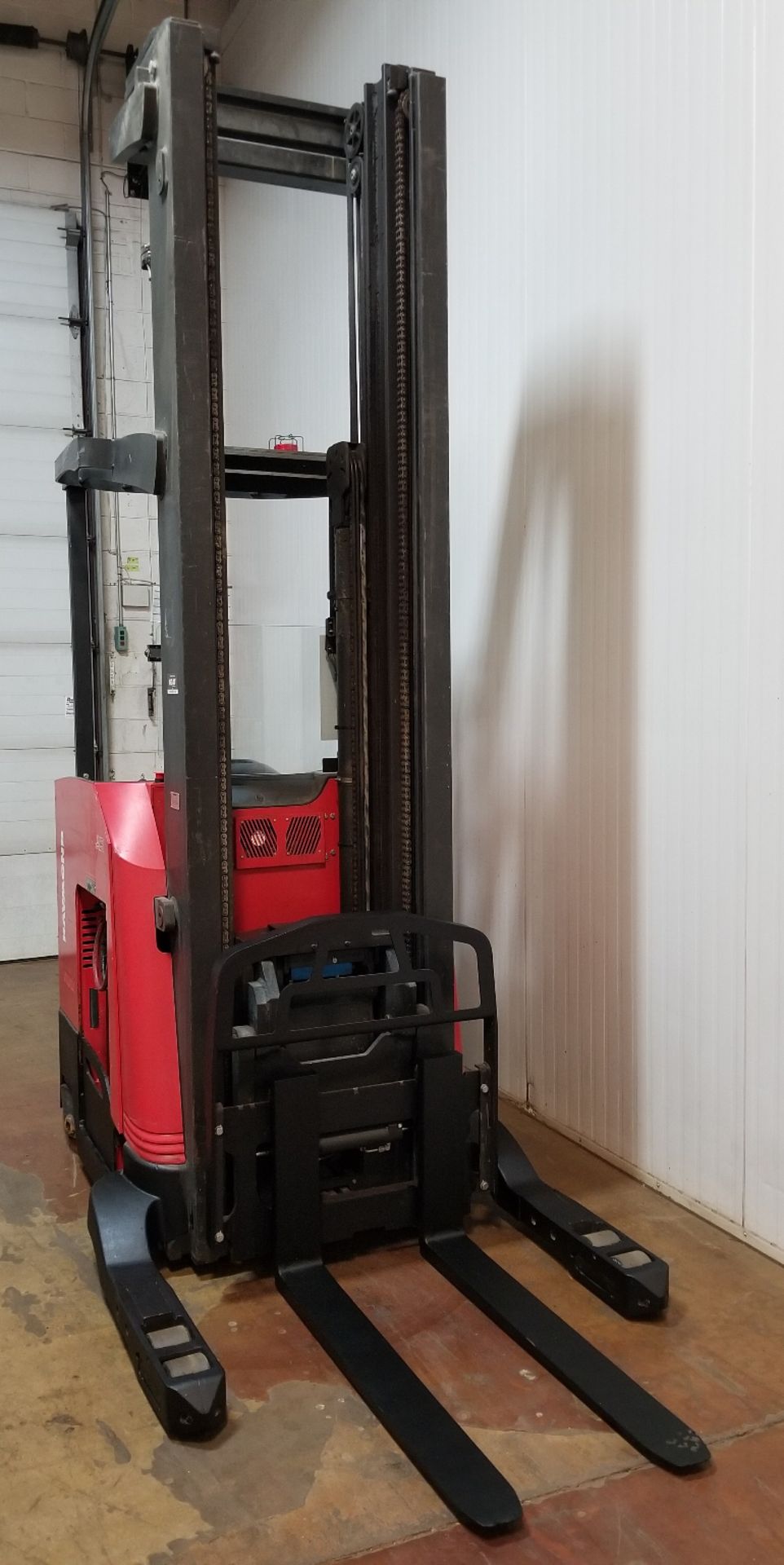 RAYMOND (2008) 7400-R45TT 4,500 LB. CAPACITY 36V ELECTRIC REACH TRUCK WITH 301" MAX. LIFT HEIGHT, - Image 2 of 4