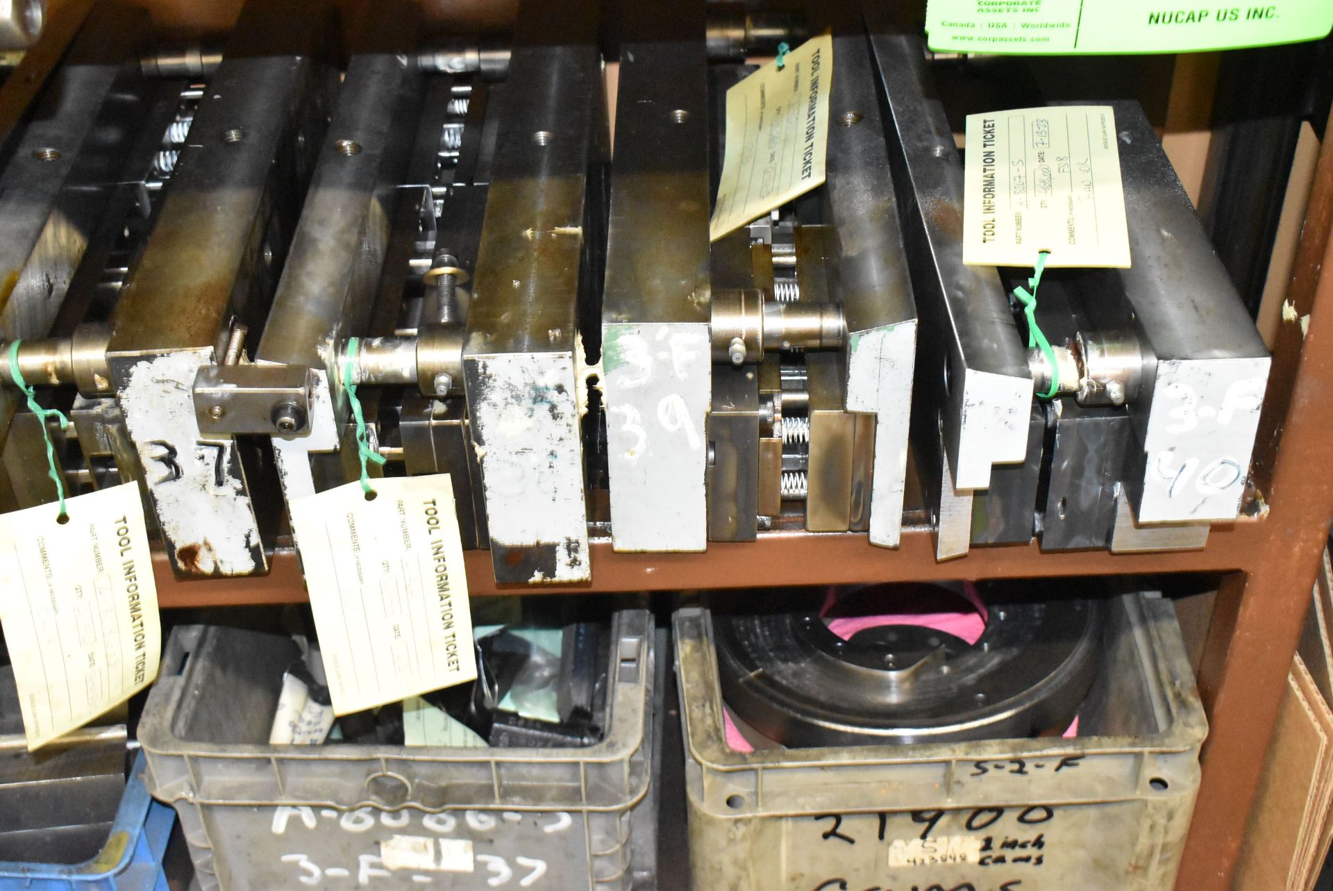 LOT/ CONTENTS OF SHELF - FOUR SLIDE DIE SETS, CUTTER HEADS & TOOLING - Image 2 of 5