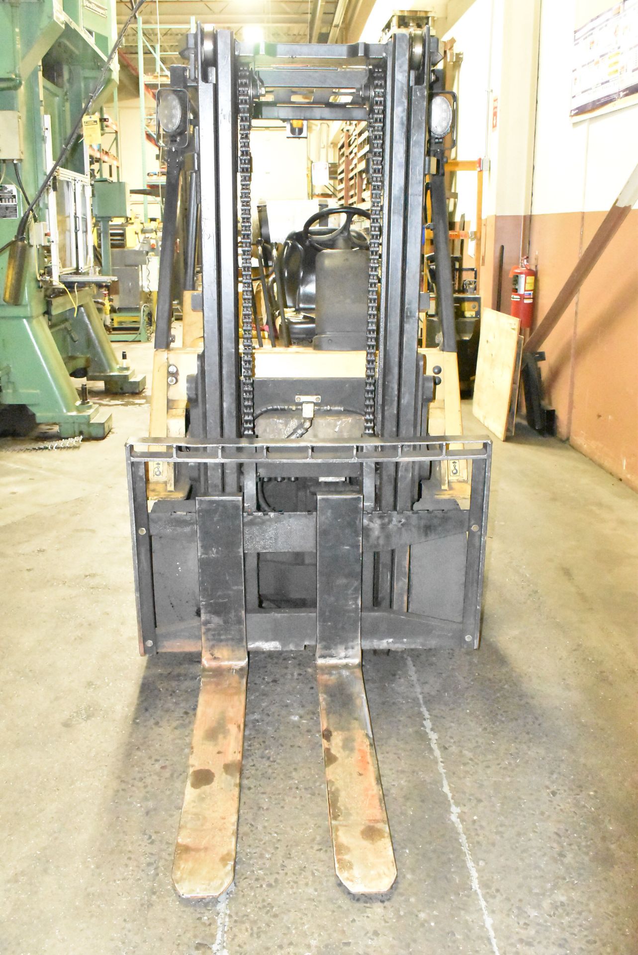 CATERPILLAR GC35K-LP 7,000 LB. LPG FORKLIFT WITH 120" MAX. LIFT HEIGHT, 2-STAGE MAST, SOLID TIRES, - Image 2 of 9