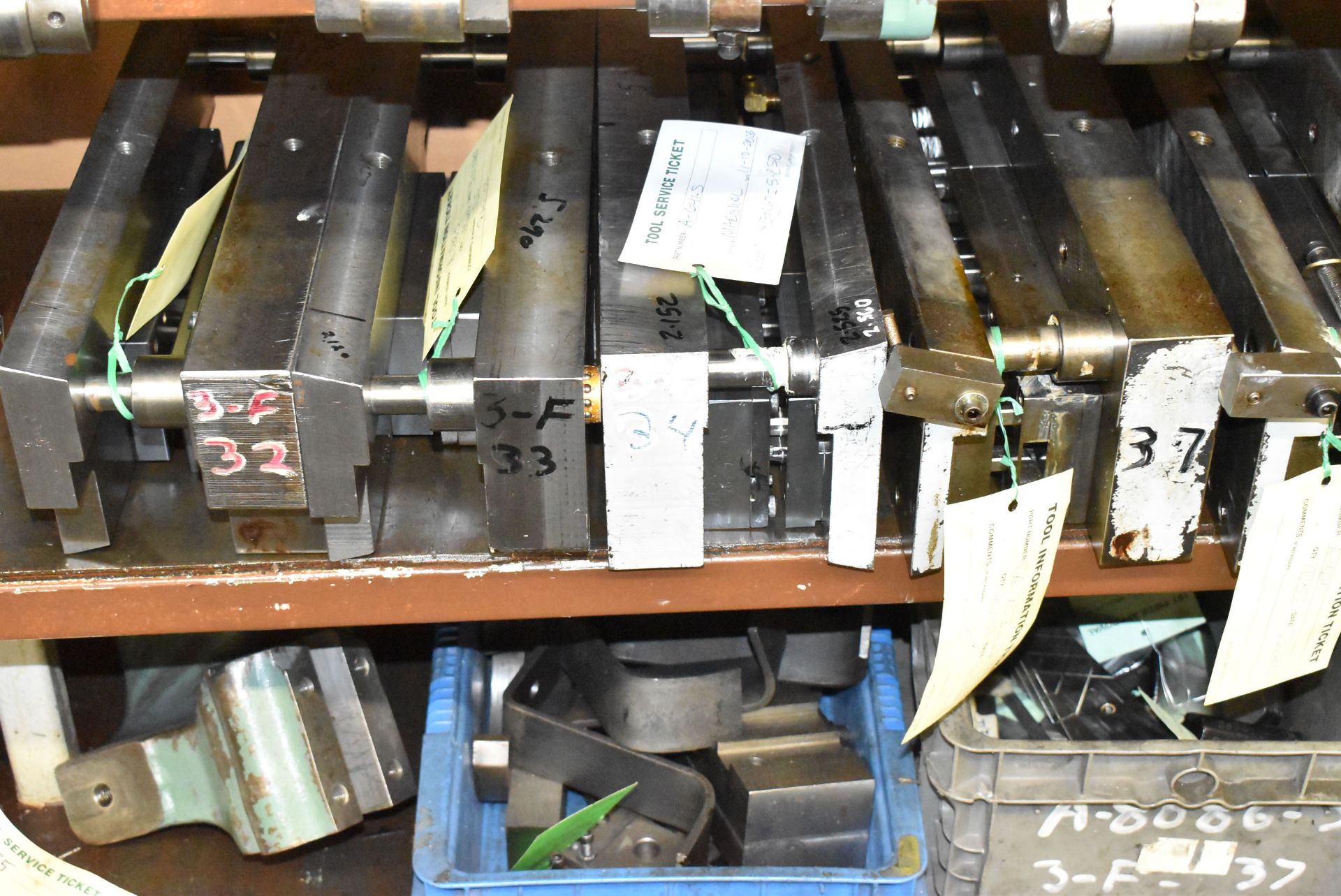 LOT/ CONTENTS OF SHELF - FOUR SLIDE DIE SETS, CUTTER HEADS & TOOLING - Image 3 of 5