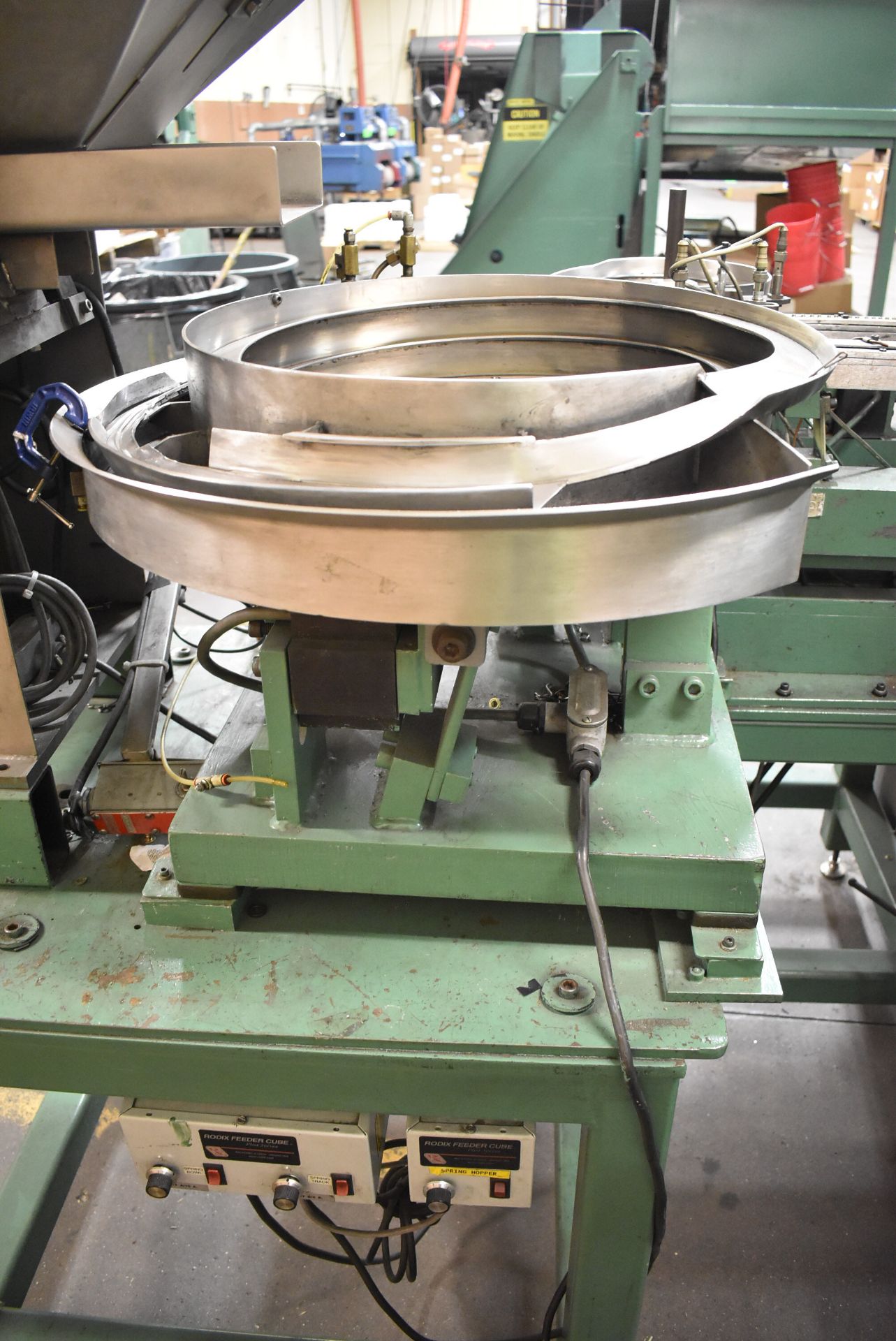 PACKARD ET-1000 SPRING ASSEMBLY MACHINE WITH AFM 20" DIA. VIBRATORY BOWL FEEDER WITH HOPPER, AFM 12" - Image 6 of 15