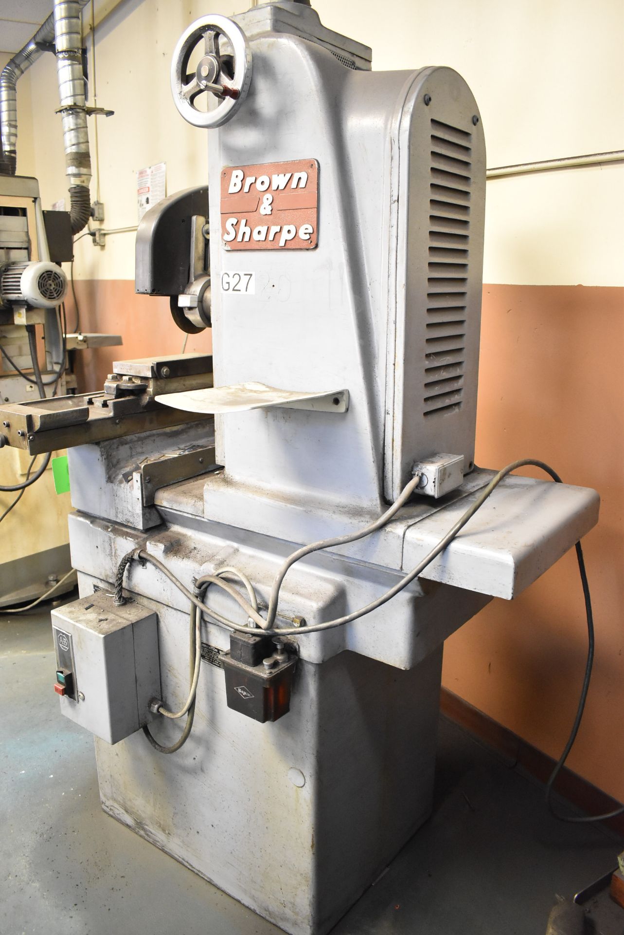 BROWN & SHARPE 510 CONVENTIONAL SURFACE GRINDER WITH 5"X10" MAGNETIC CHUCK, 8" WHEEL, S/N: 523-510- - Image 5 of 6