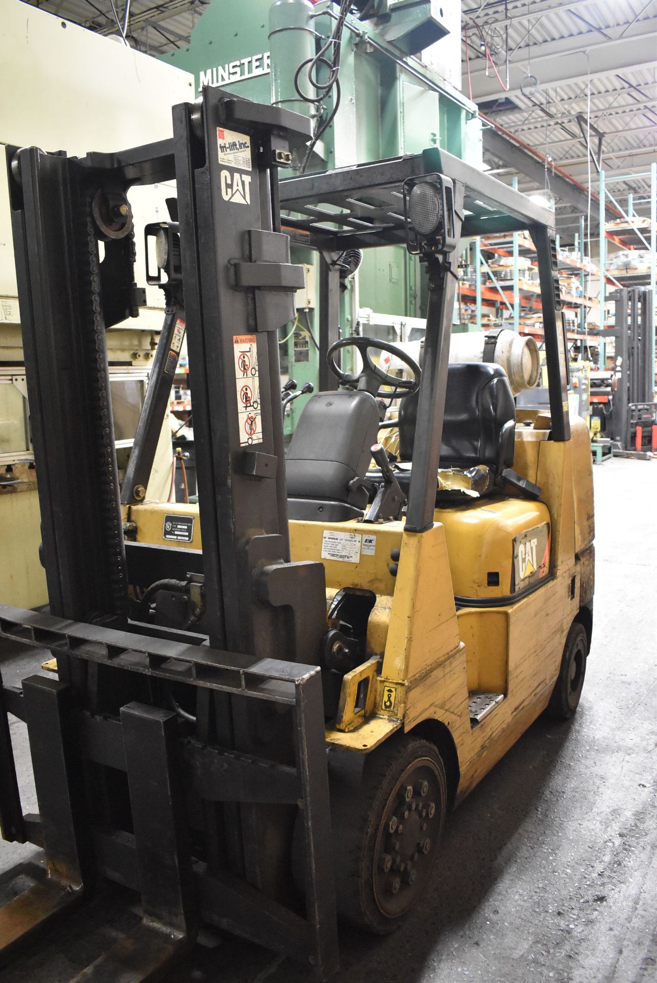 CATERPILLAR GC35K-LP 7,000 LB. LPG FORKLIFT WITH 120" MAX. LIFT HEIGHT, 2-STAGE MAST, SOLID TIRES, - Image 3 of 9