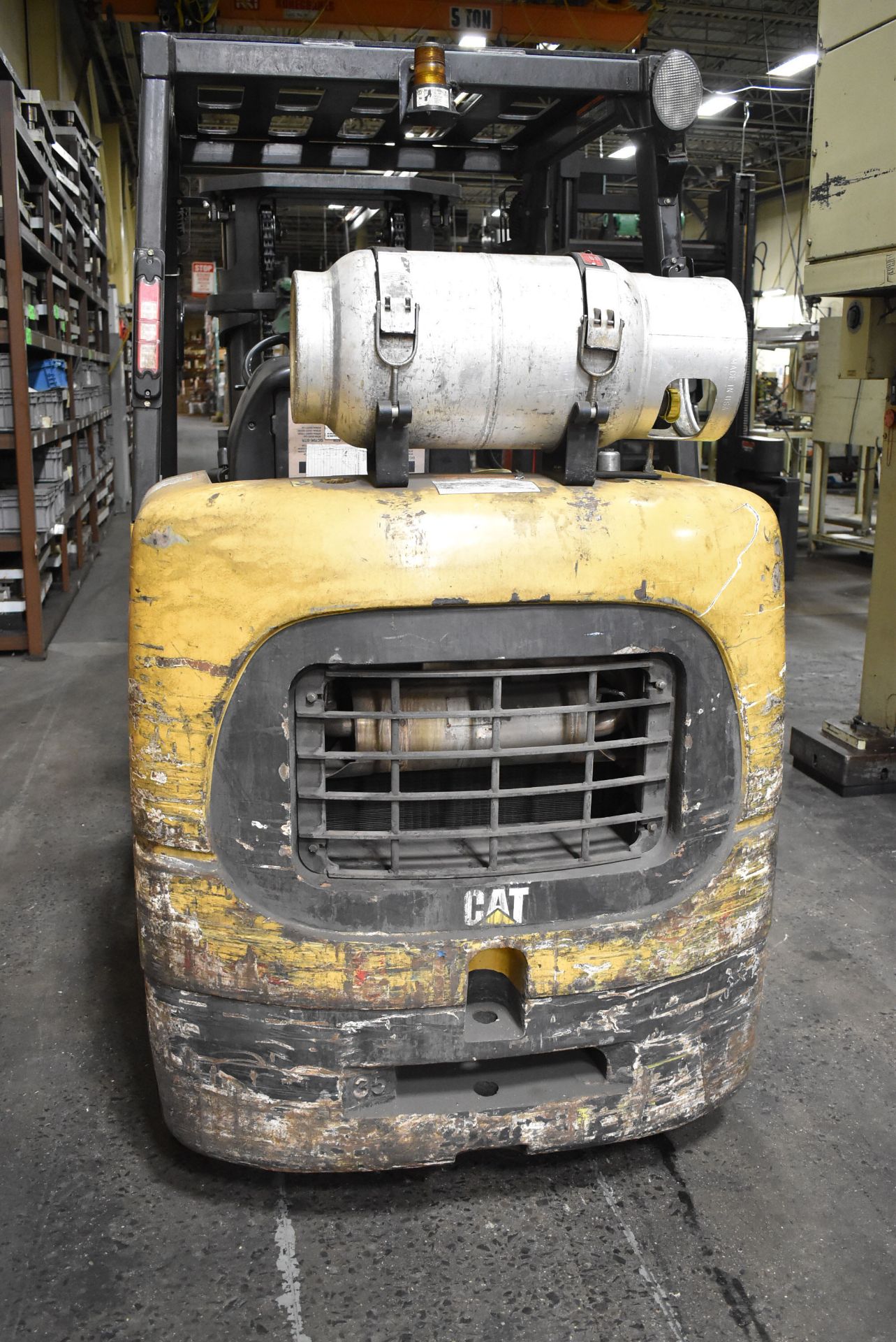 CATERPILLAR GC35K-LP 7,000 LB. LPG FORKLIFT WITH 120" MAX. LIFT HEIGHT, 2-STAGE MAST, SOLID TIRES, - Image 4 of 9