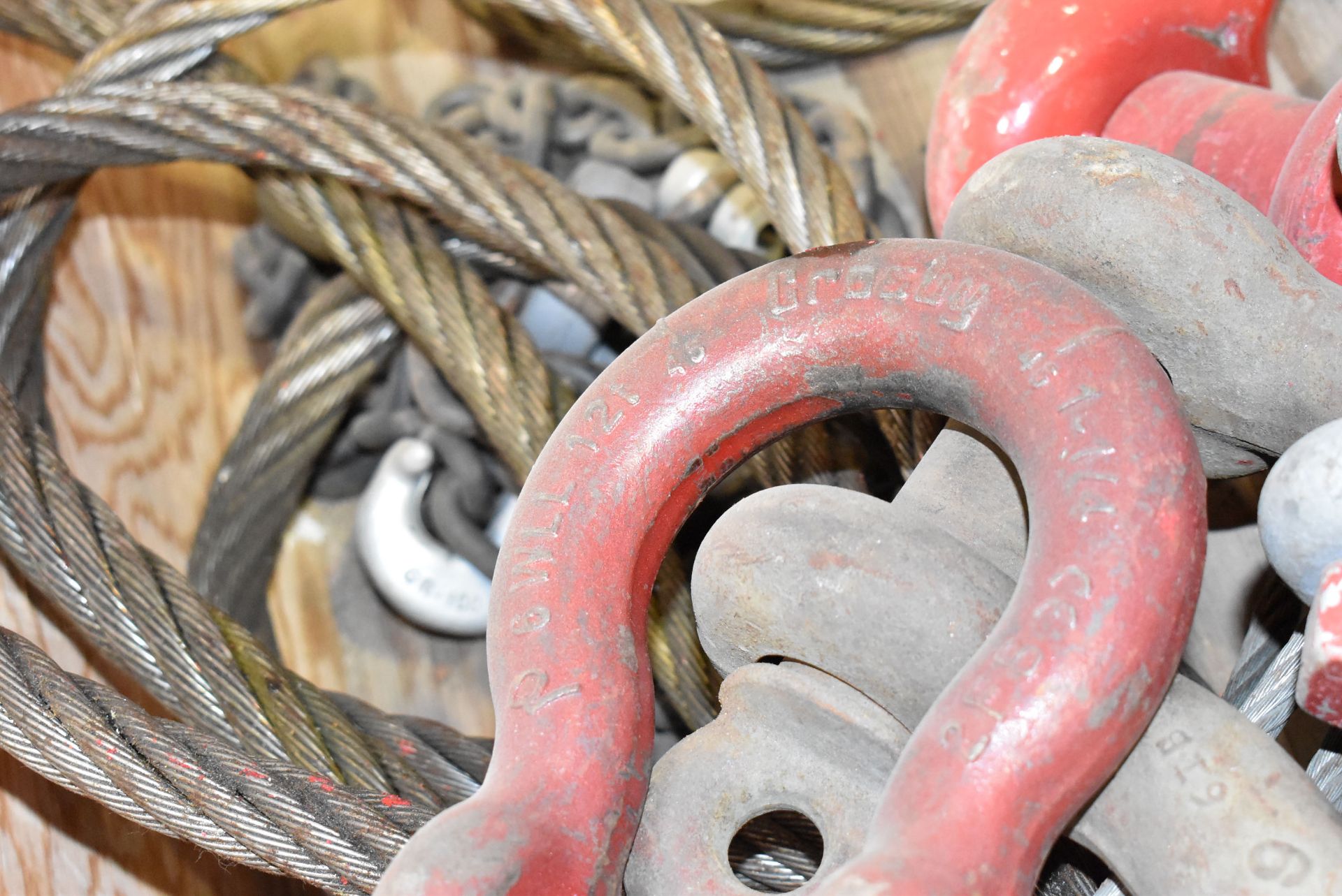 LOT/ CRATE WITH LIFTING SUPPLIES CONSISTING OF SHACKLES, CHAIN & CABLE SLINGS (CMD-304-23S) - Image 5 of 7