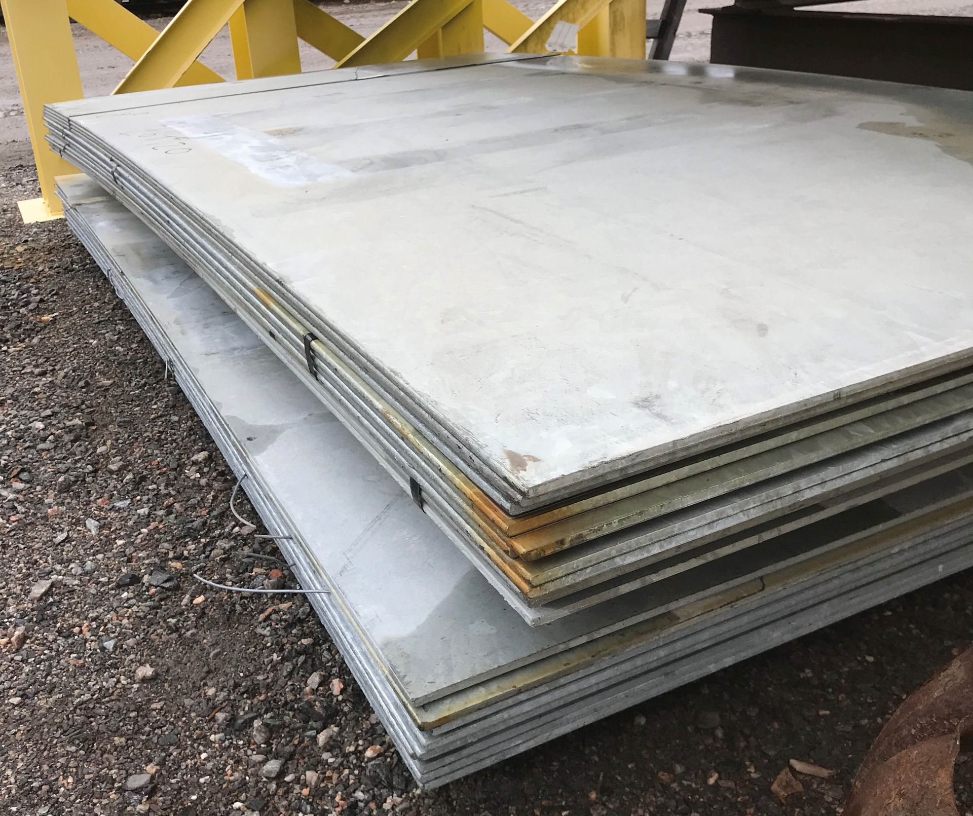 LOT/ (24) SHEETS OF 5' X 10' X 3/8" GALVANIZED SHEET METAL (LOCATED IN THOMPSON, MB) - Bild 2 aus 2